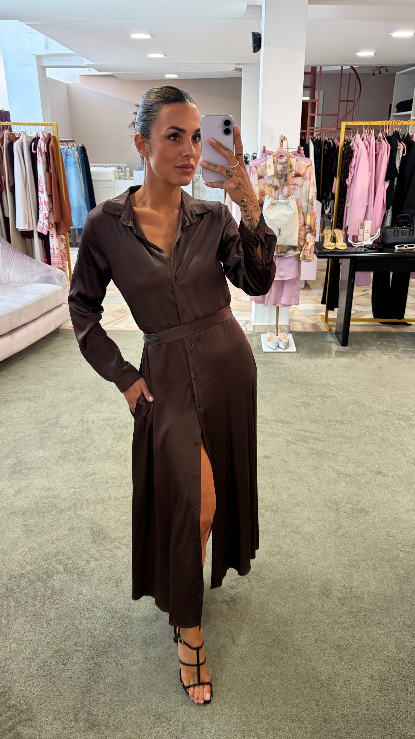 Abito lungo camicia marrone effetto satin con cintura ay
