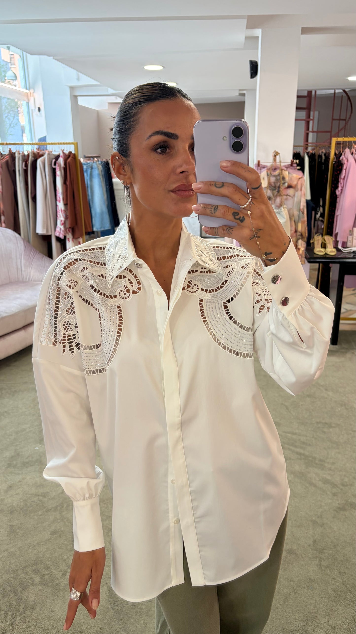 Camicia bianca con ricami e cristalli fr
