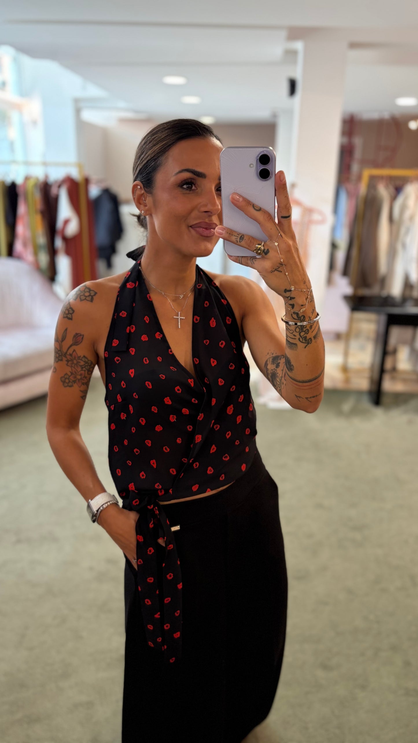 Top debbie MAR DE MARGARITAS nero con roselline rosse