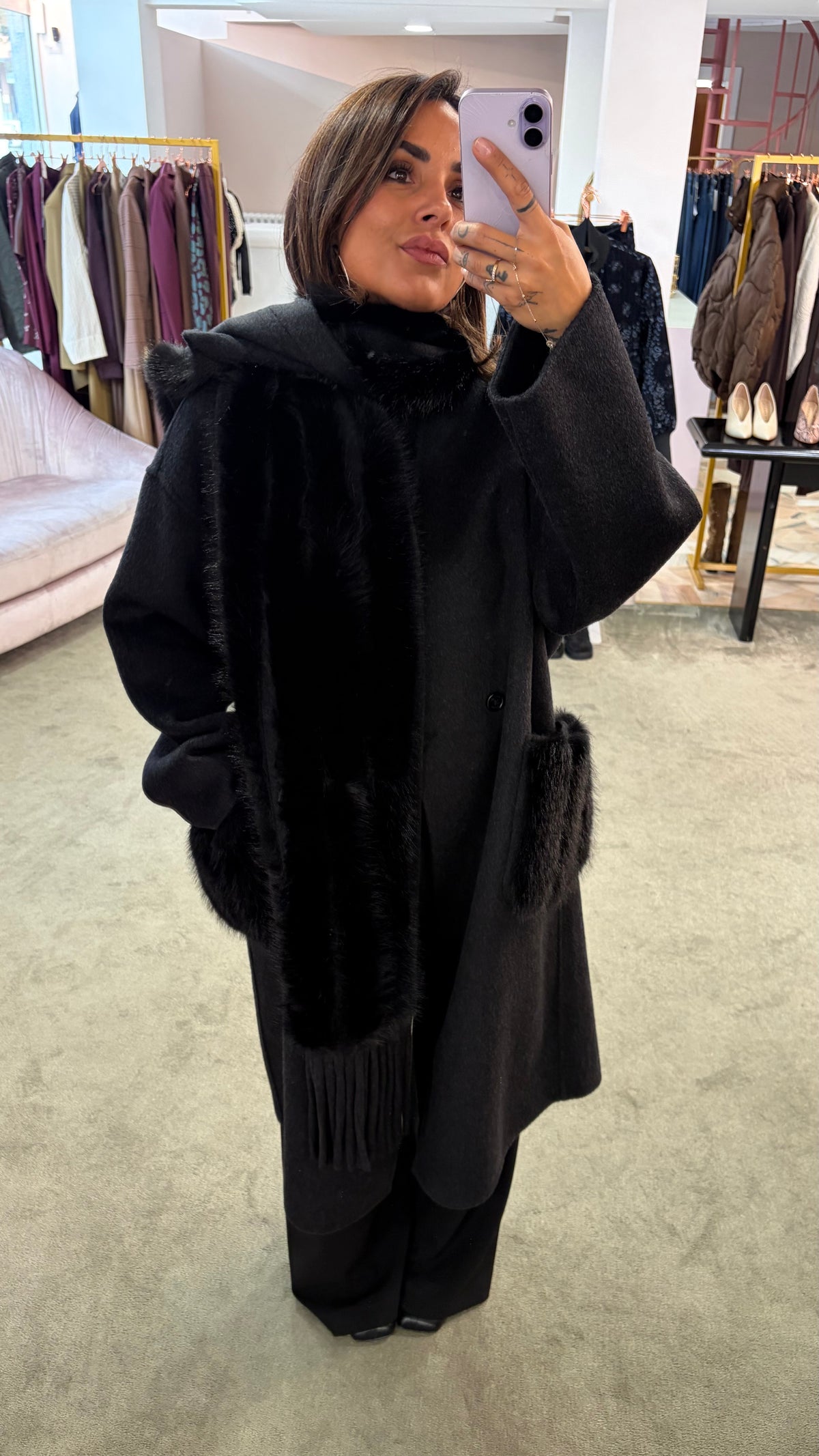 Cappotto nero con sciarpa removibile in ecopelliccia e tasche in ecopelliccia fr.