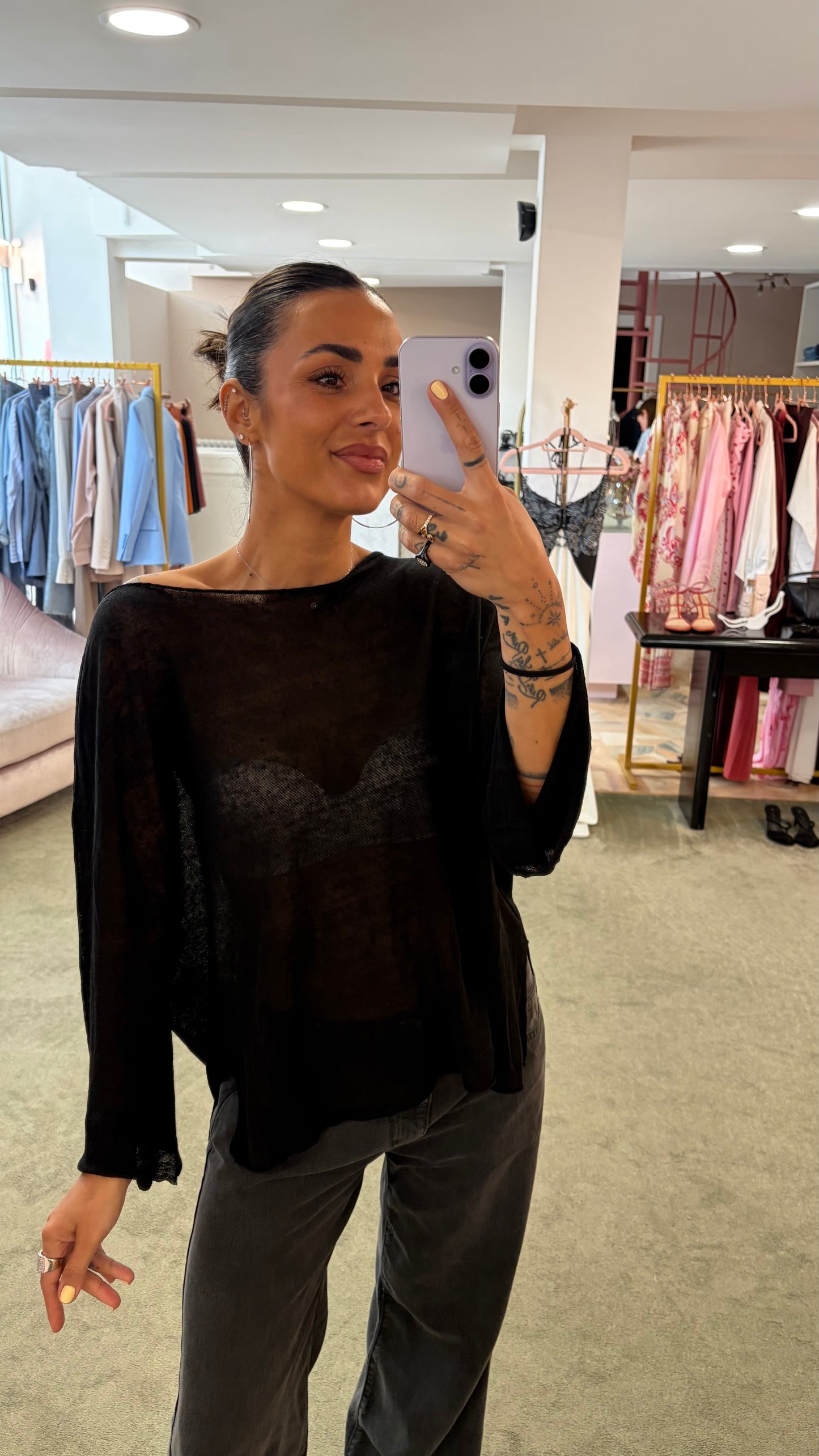 Maglia nera scollo a barca in lino fy