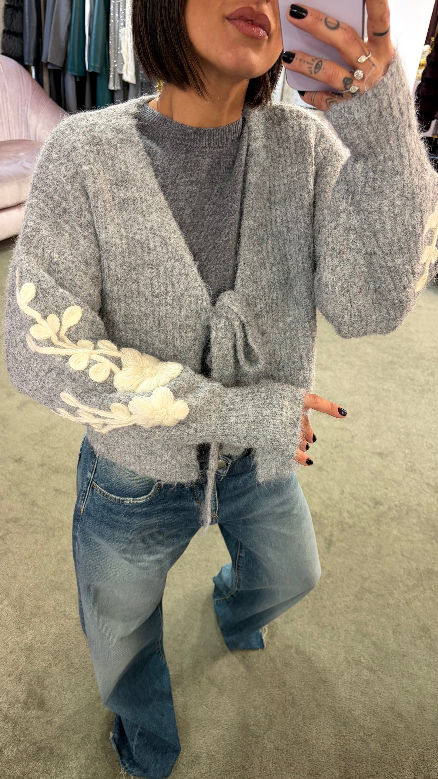 Cardigan grigio con ricami sulla manica bj