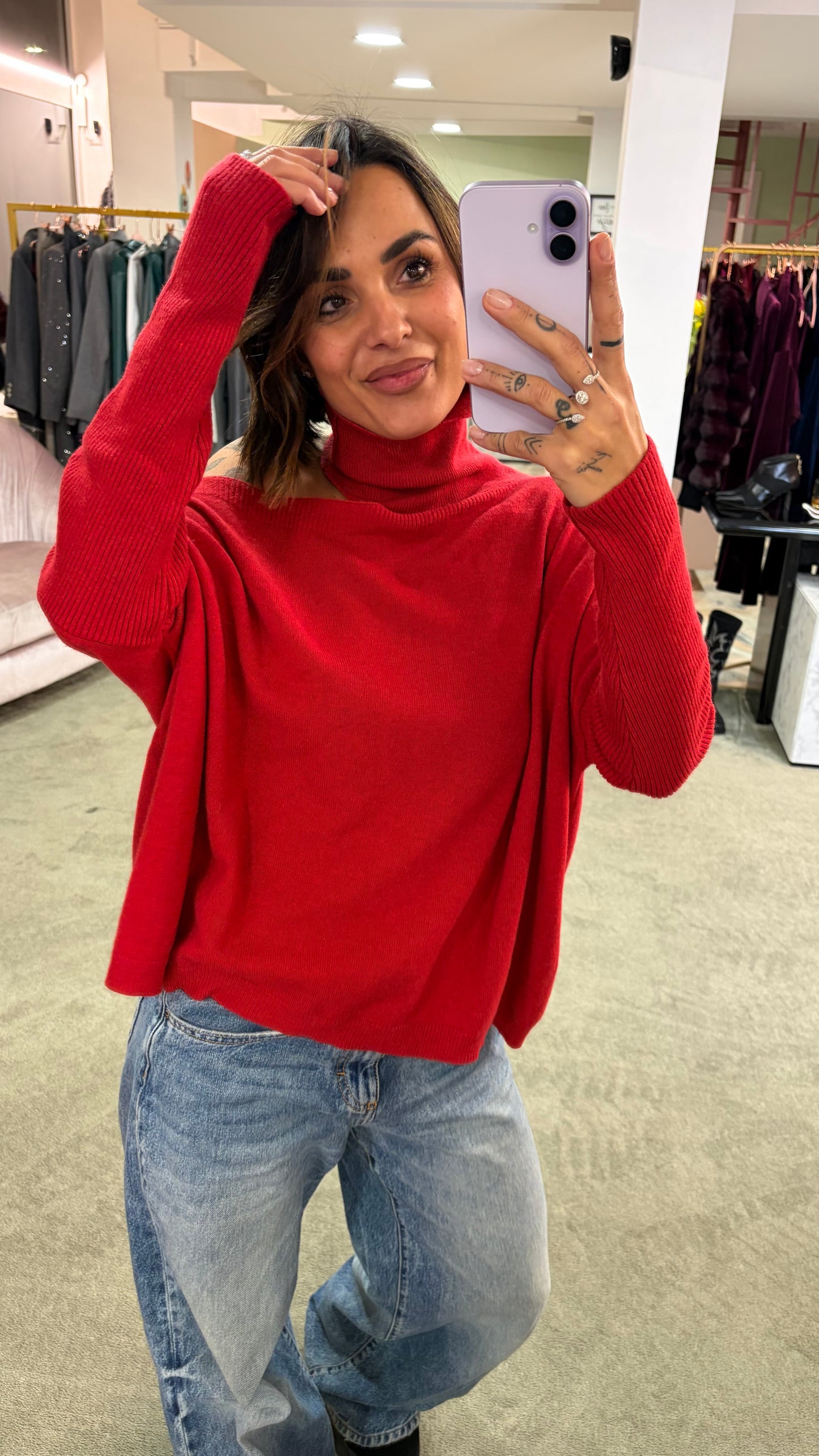 Dolcevita rosso cutout sulla spalla lh