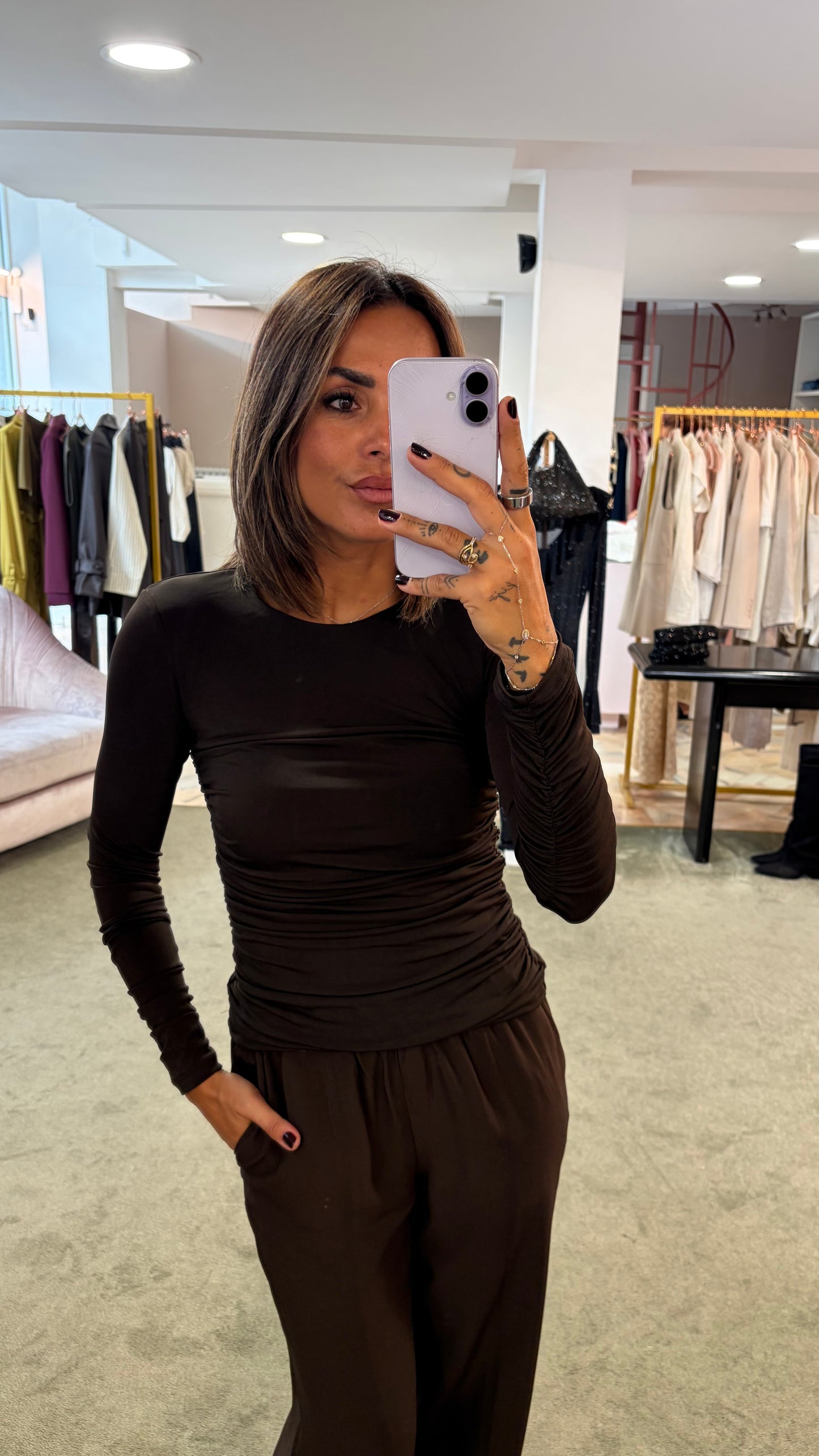 Maglia madelynn marrone manica lunga con arricciature aw