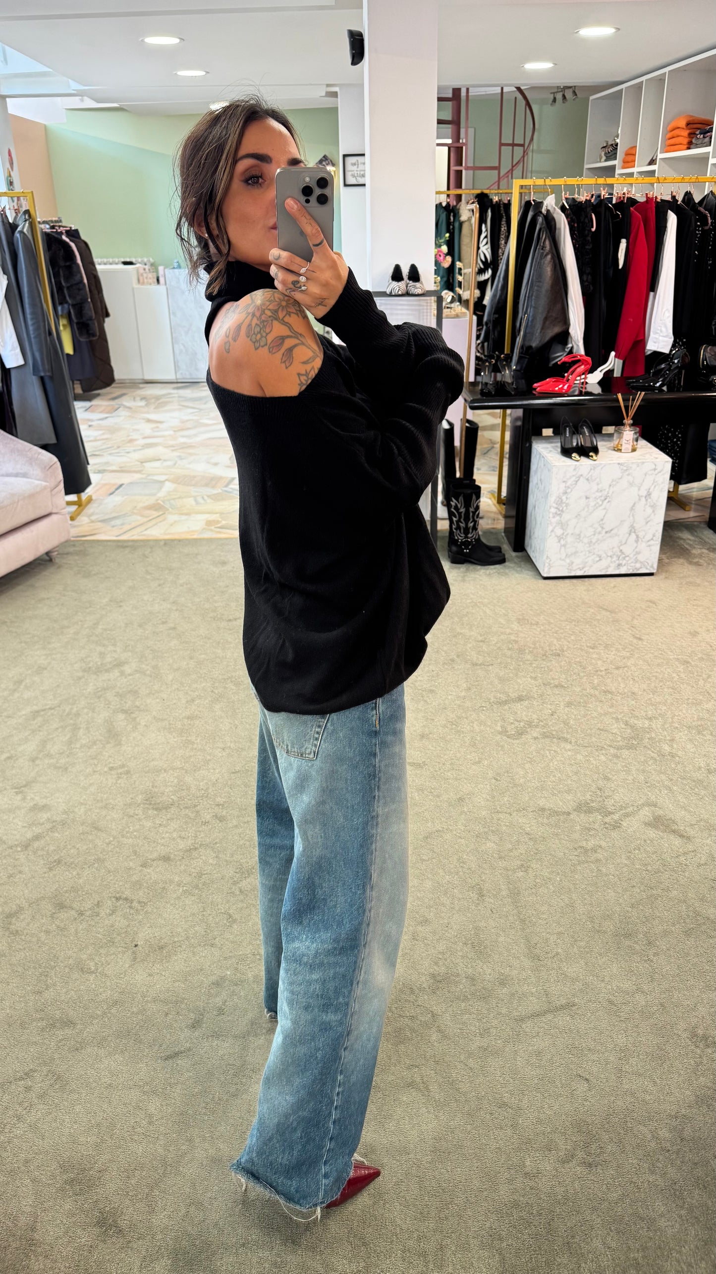 Dolcevita nero cutout sulla spalla lh