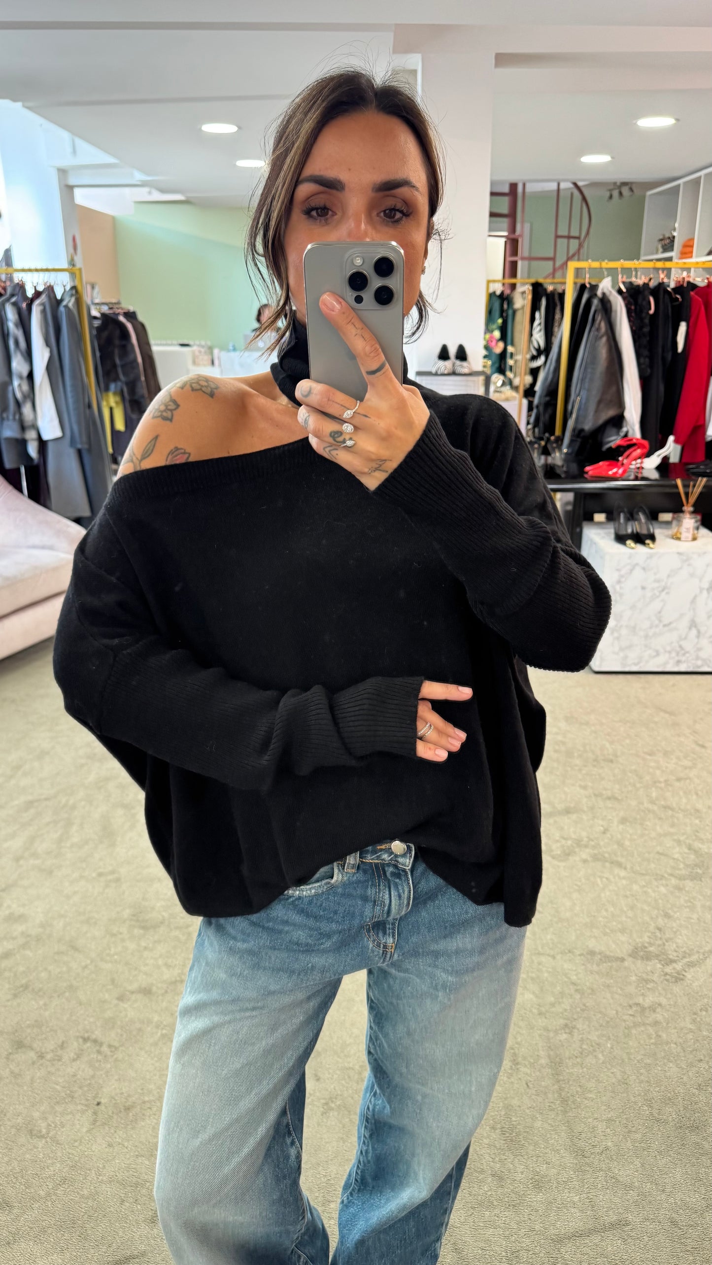 Dolcevita nero cutout sulla spalla lh