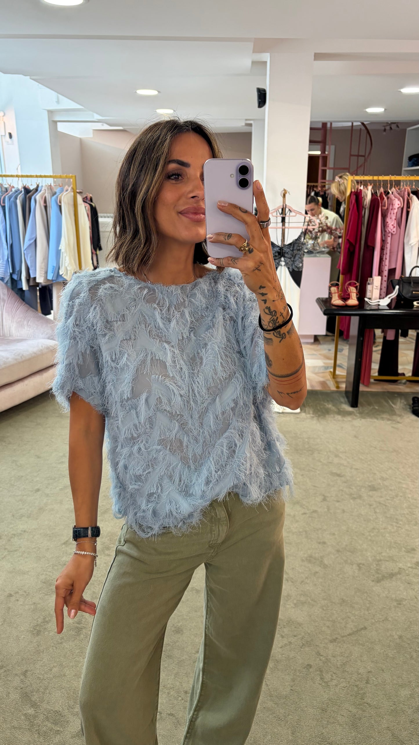Blusa azzurro polvere effetto piume manica corta sl