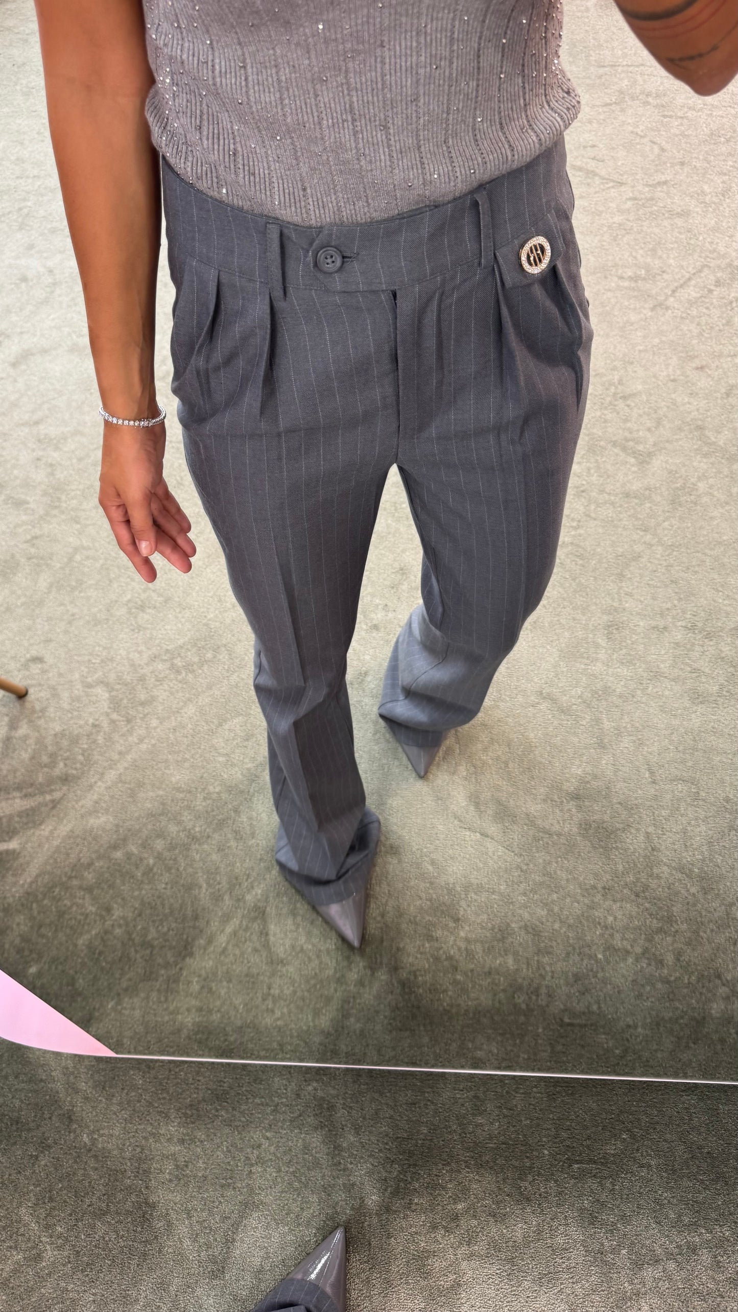 Pantaloni grigio gessati a zampa fr