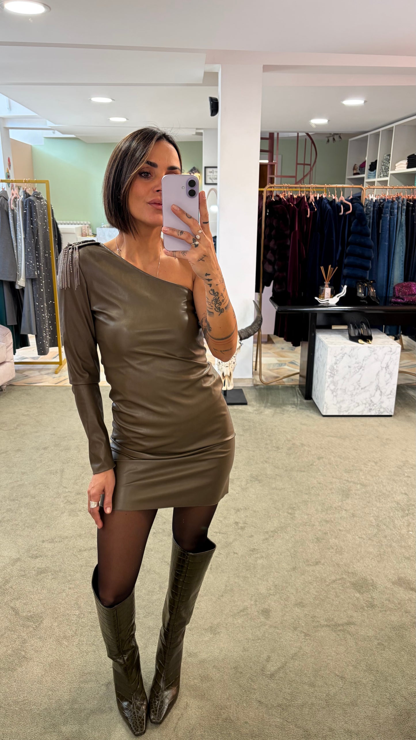 Abito monospalla verde oliva in ecopelle con dettaglio gioiello mq