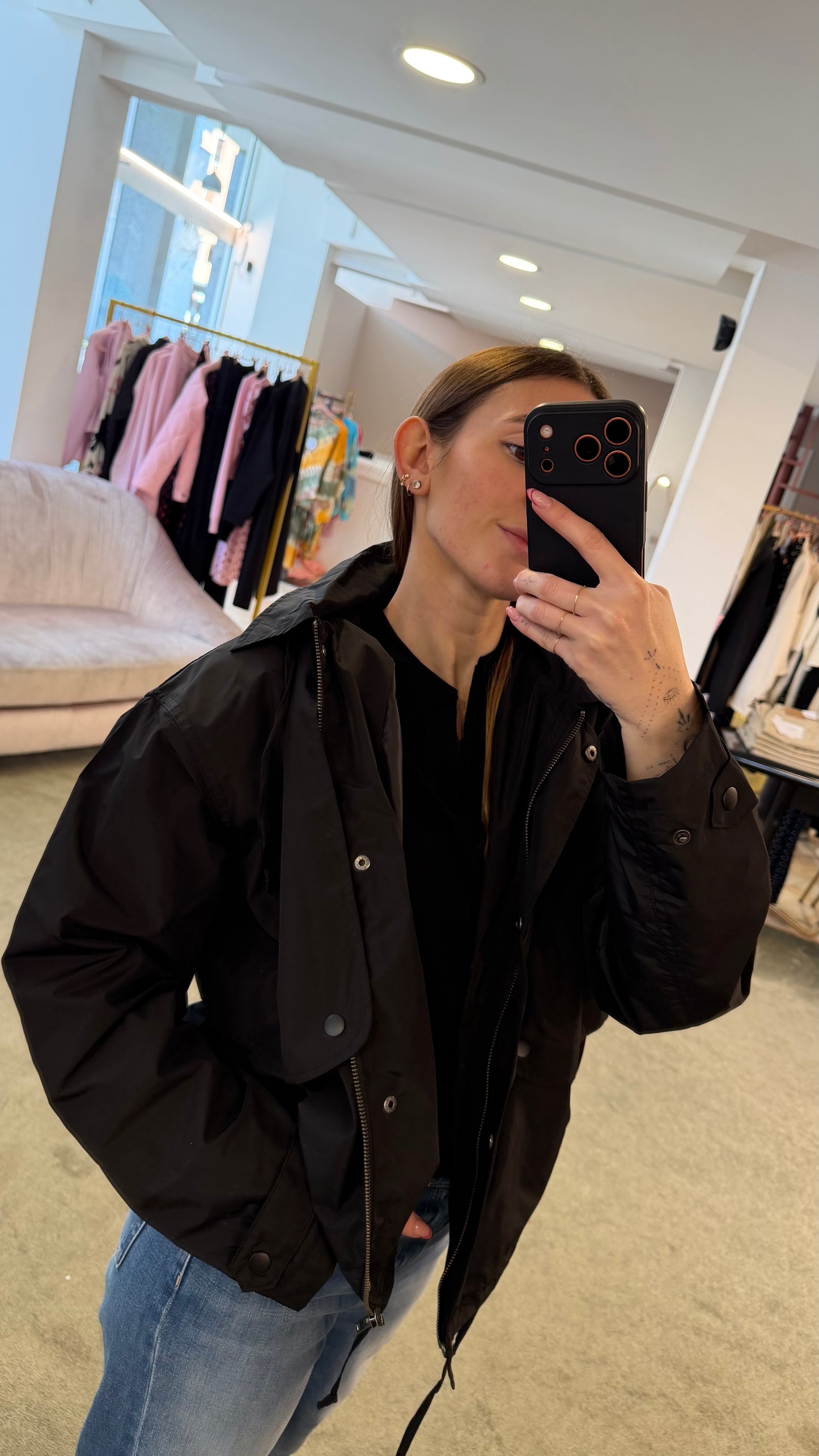 Trench nero corto con cappuccio sy