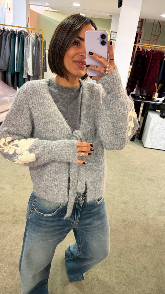 Cardigan grigio con ricami sulla manica bj