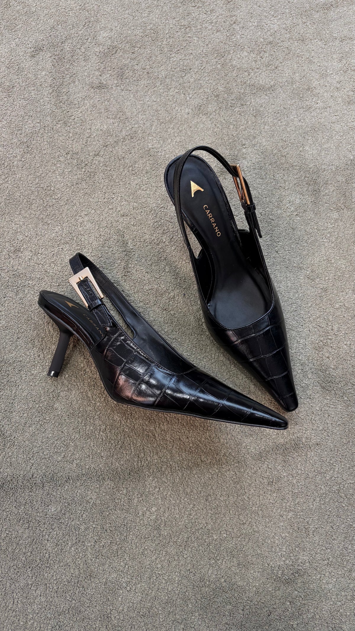 Slingback nera in pelle crocco con fibbia oro cr