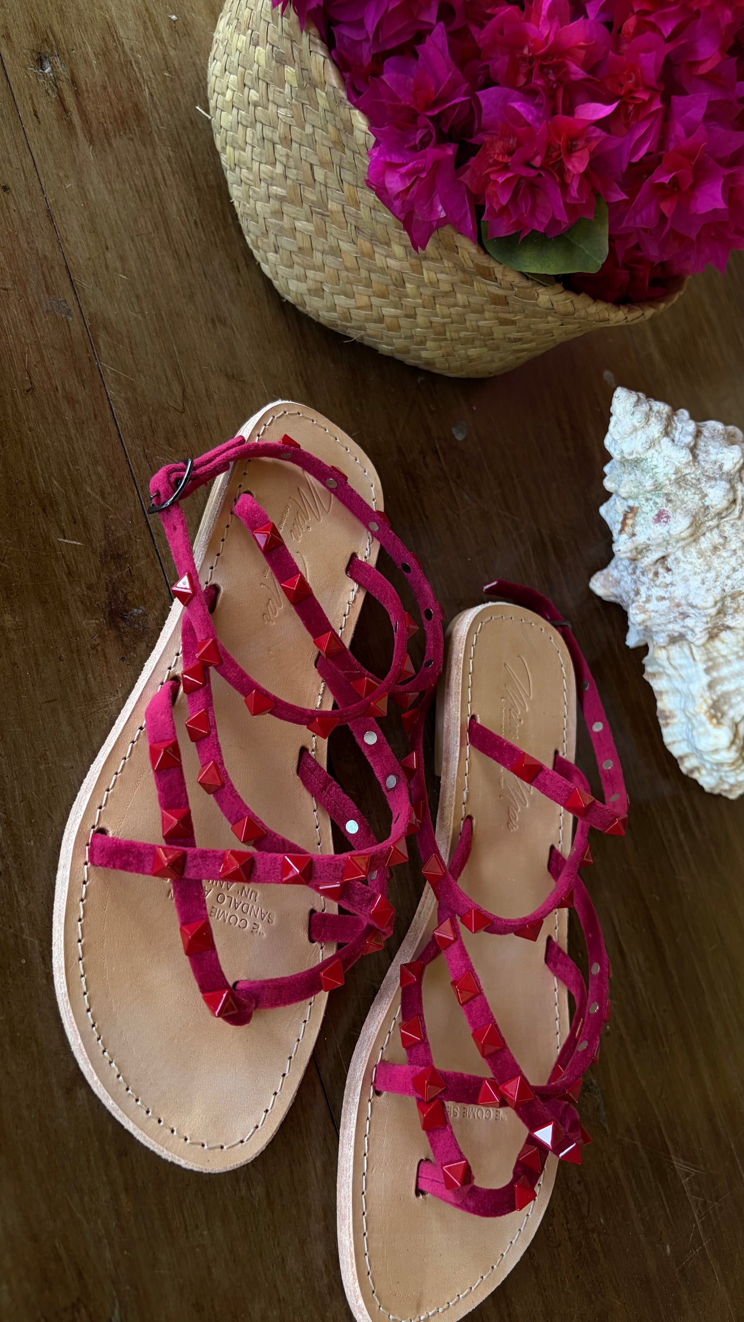 Ciabattina infradito Tiana rosso fragola con borchie