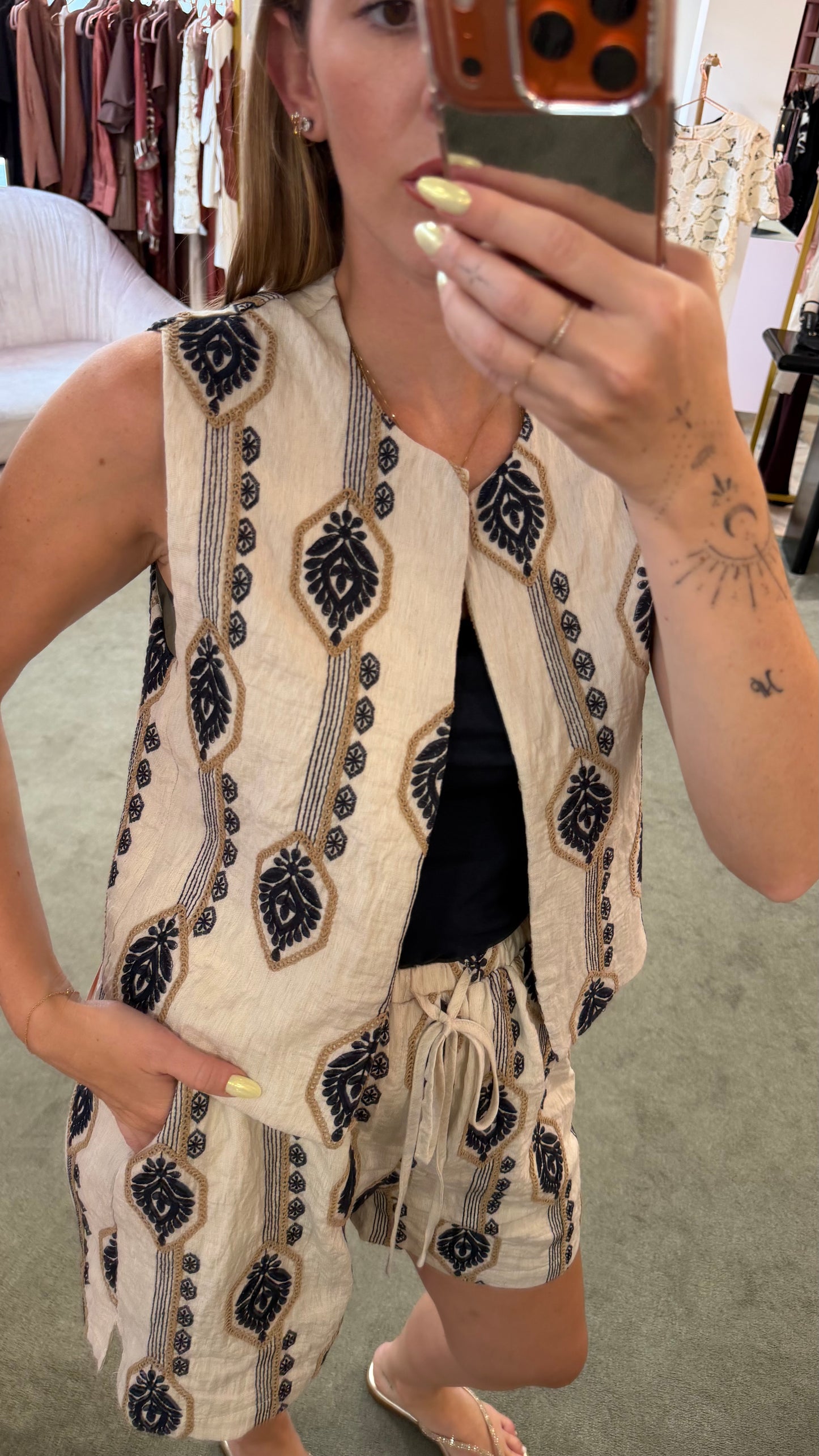 Gilet beige con ricami damascati glp