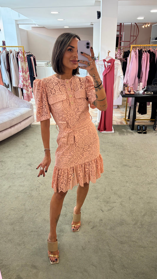 Abito rosa in pizzo manica corta e balza finale Actualee