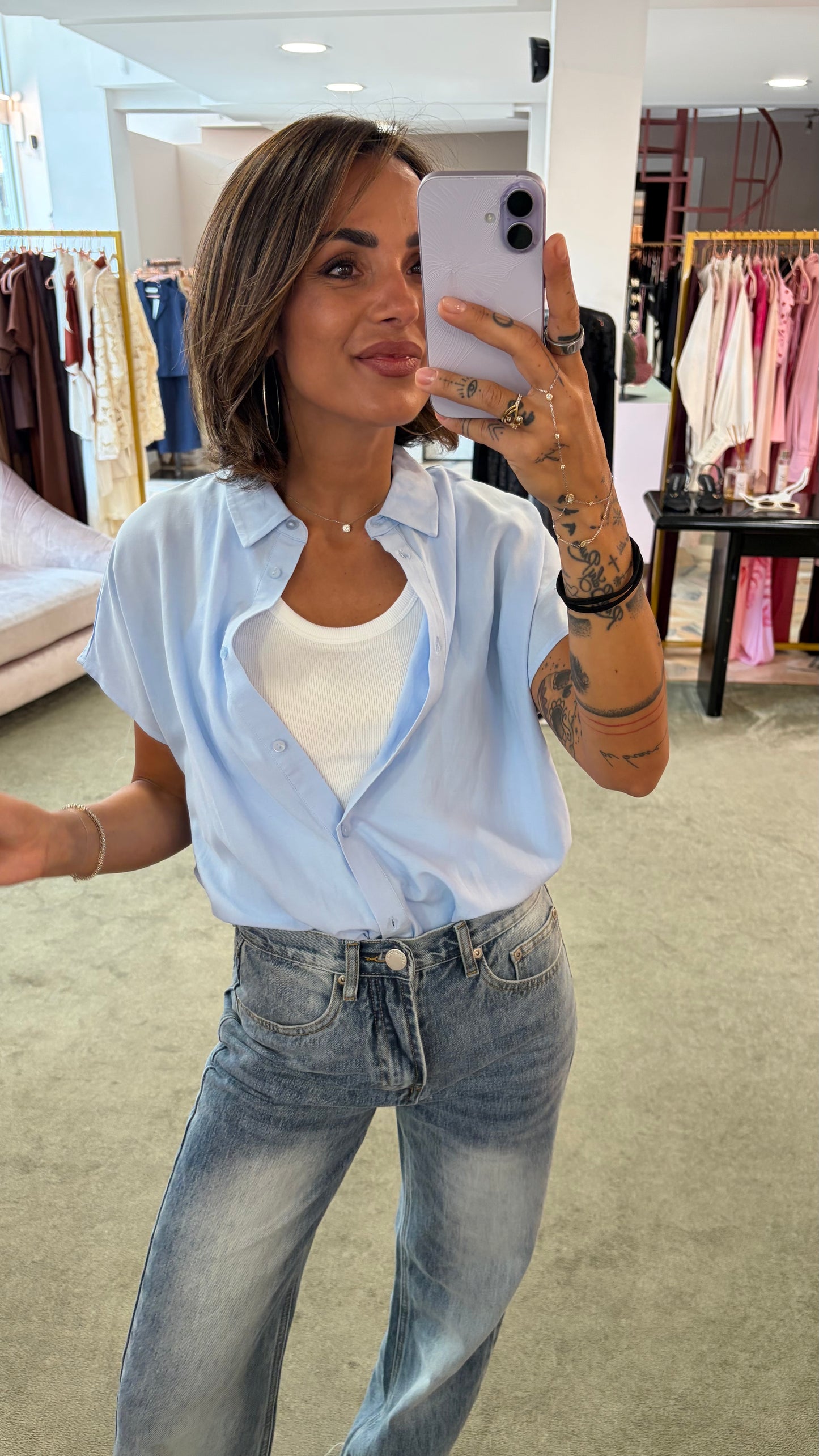 Camicia azzurra smanicata over sy