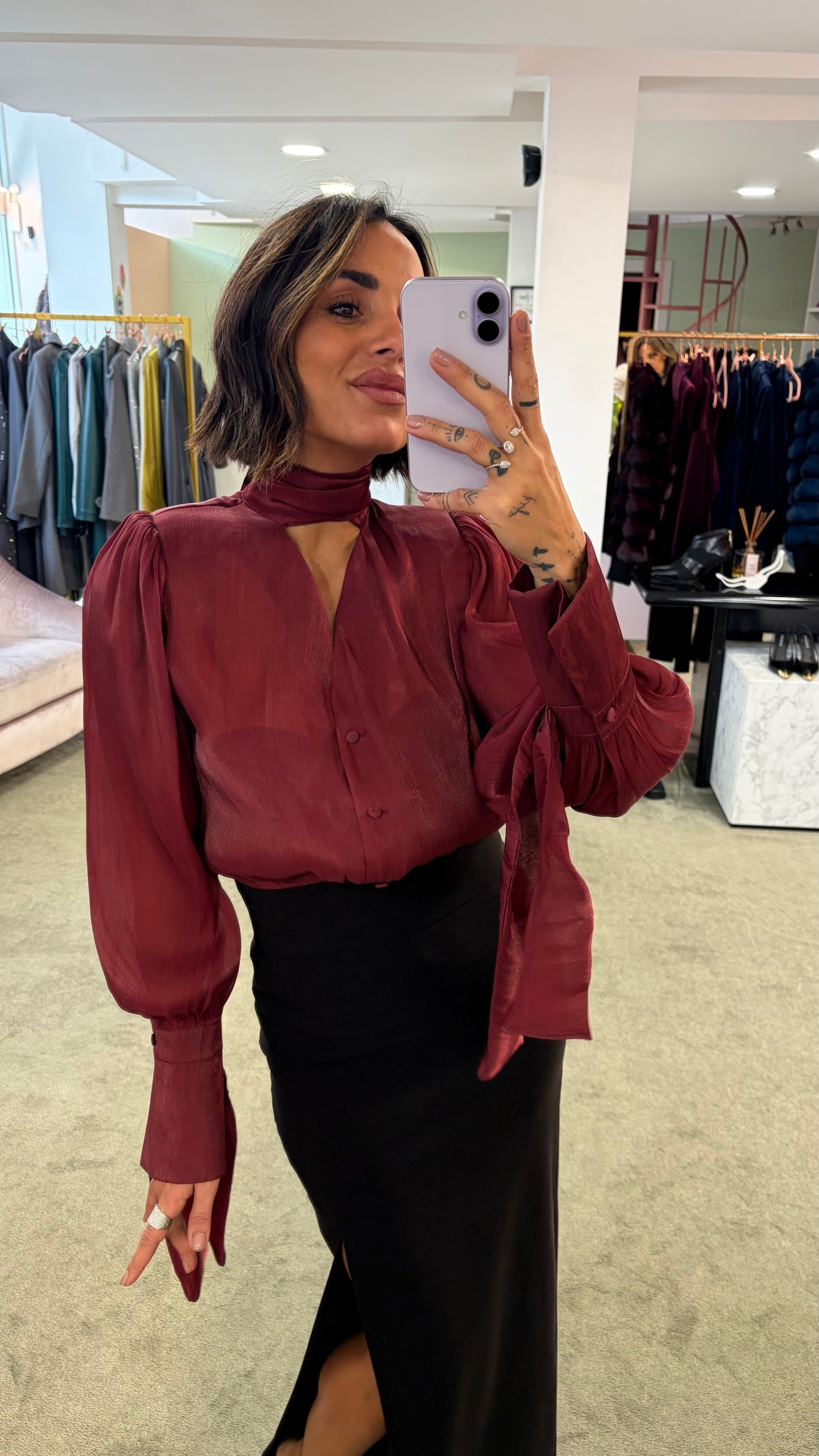 Camicia bordeaux scollo a v con bottoncini e sciarpina Actualee