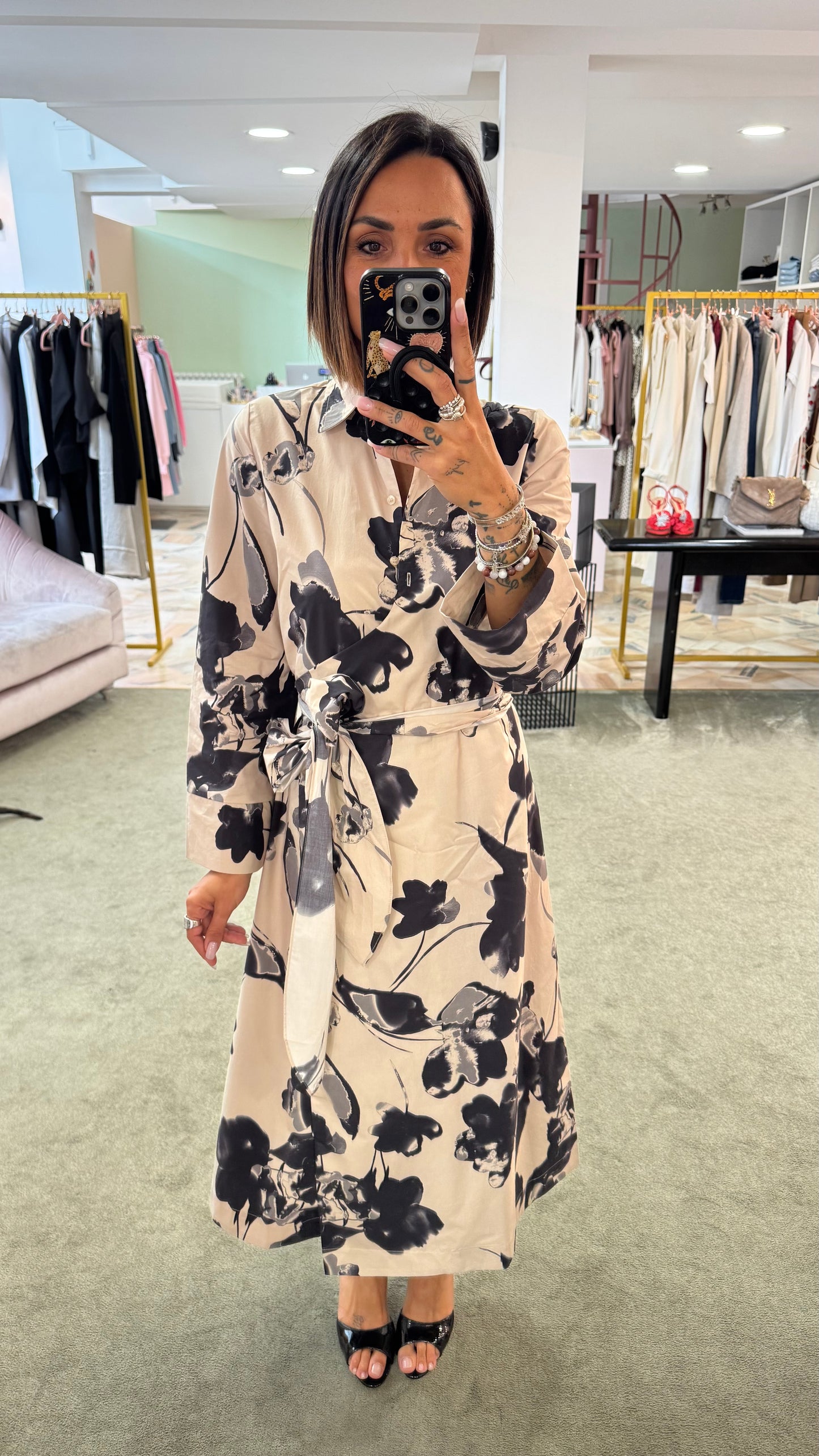 Abito beige con fiori neri a portafoglio  sl