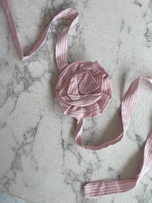 Nastro choker con rosa a righe rosa e bianco