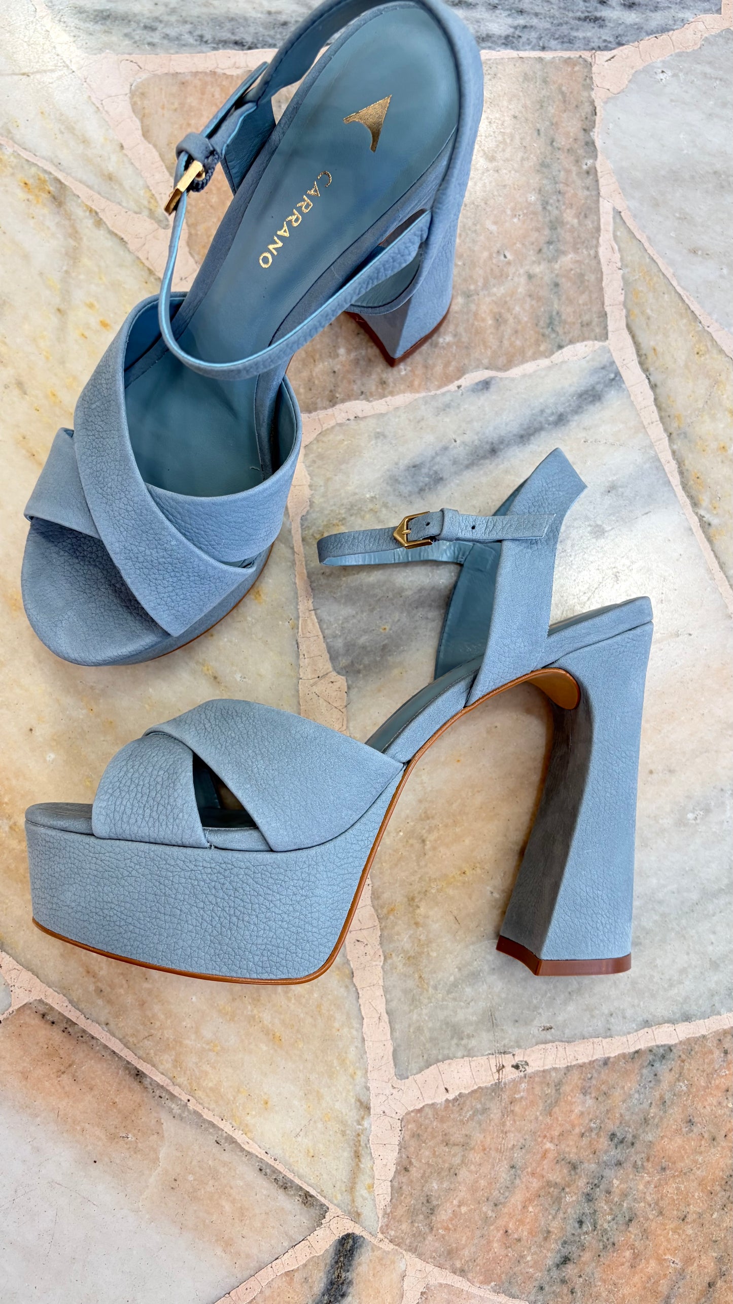 Sandalo azzurro plateau in suede