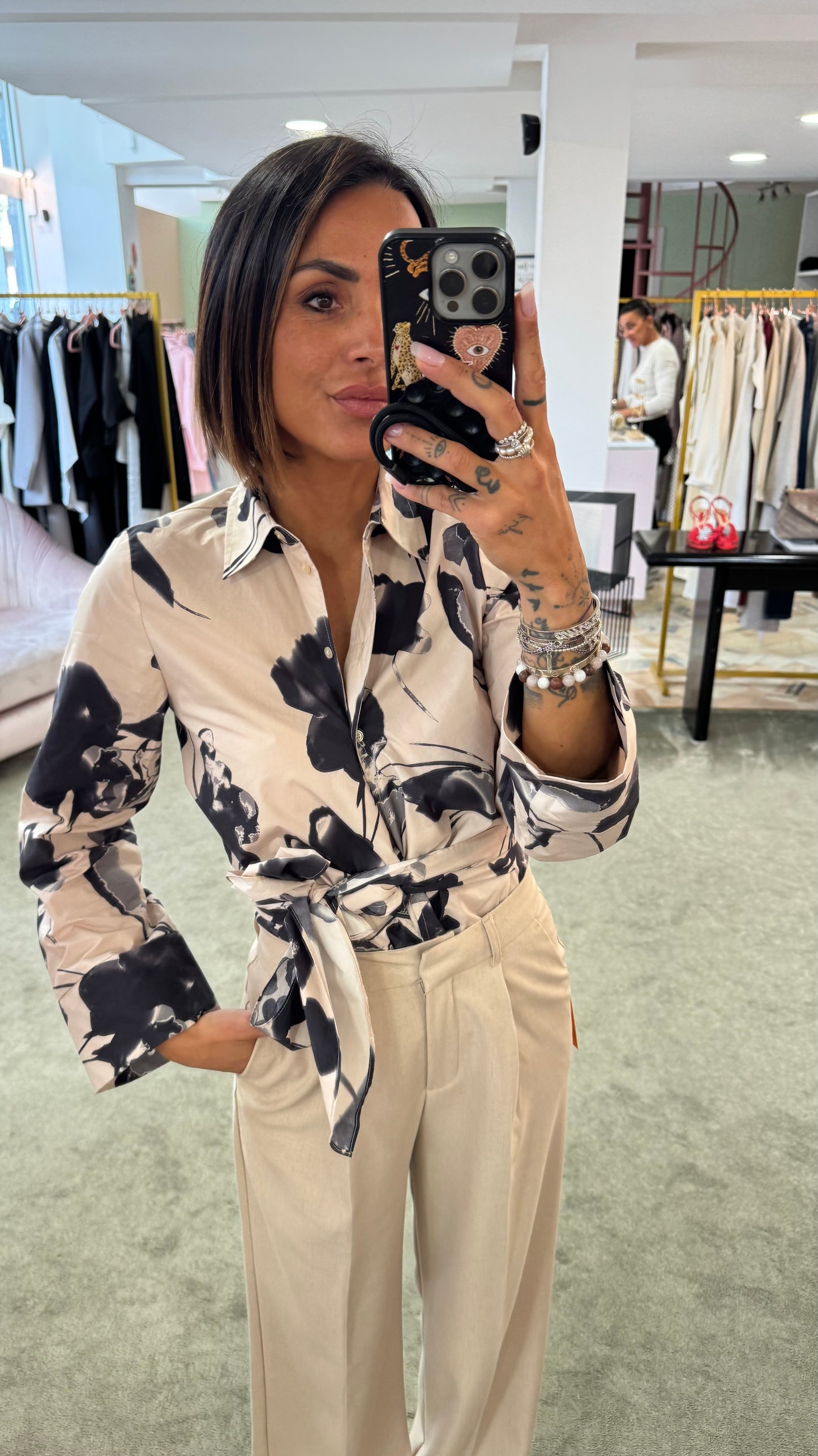 Camicia beige con fiori neri a portafoglio  sl