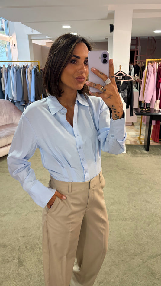 Camicia azzurra con pences in vita sy