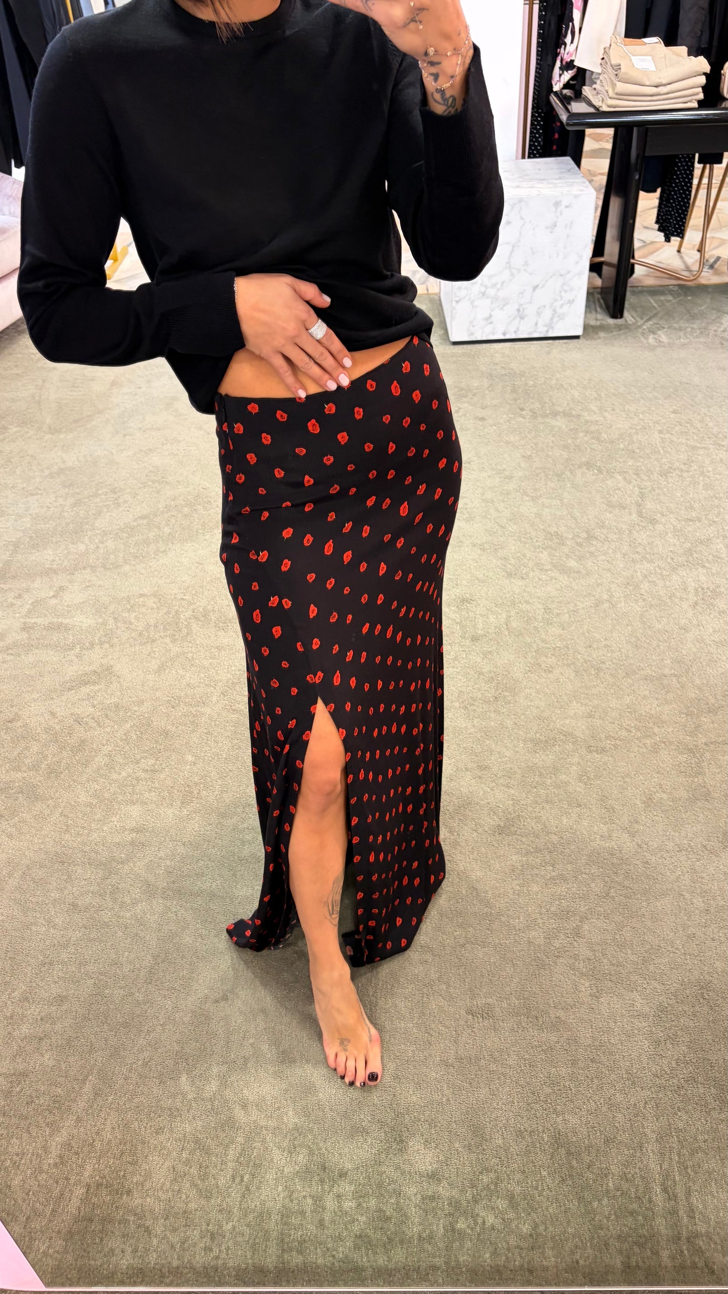 Gonna lunga anita MAR DE MARGARITAS nera e fiori rossi con spacco