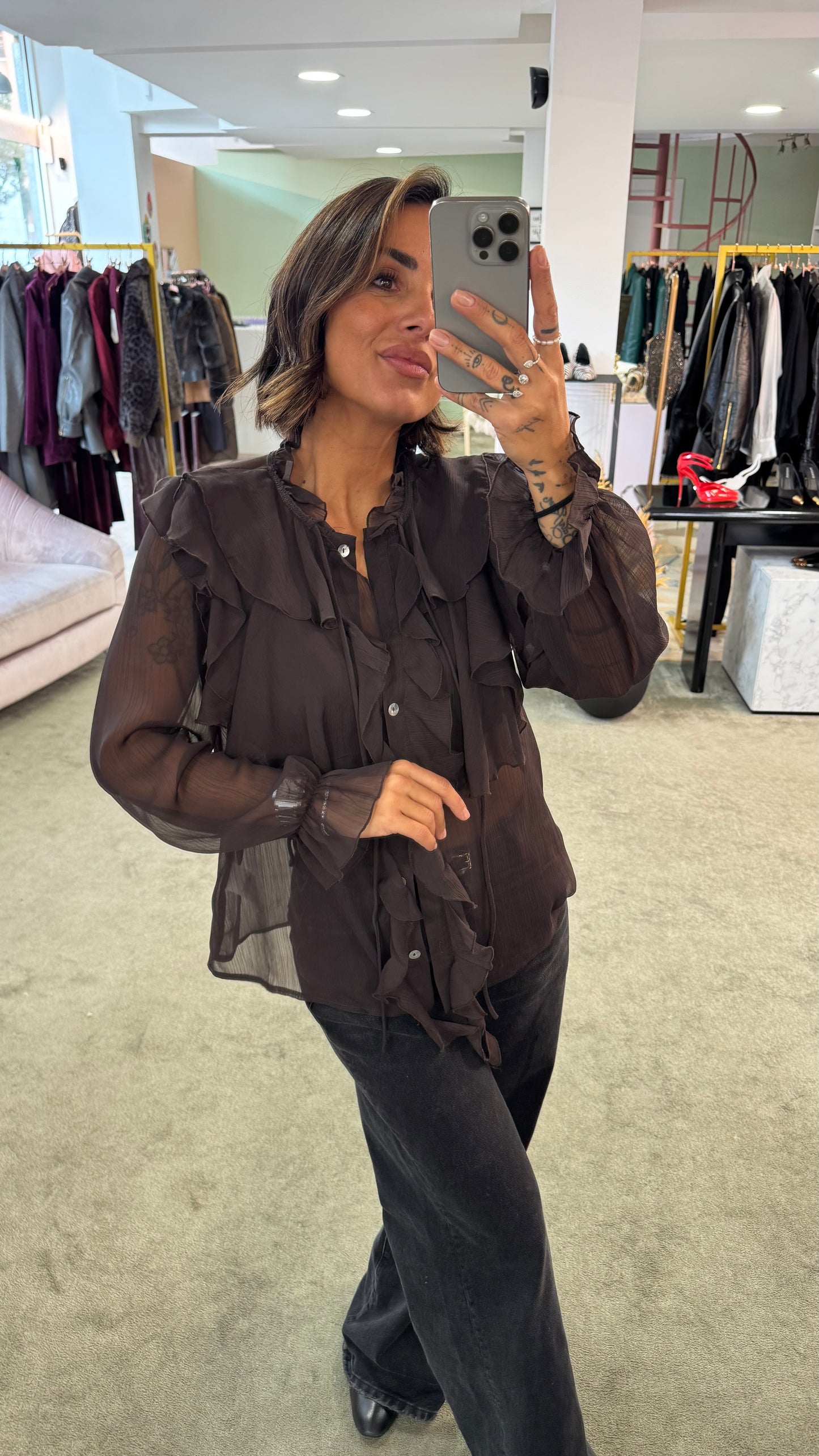 Camicia marrone in crepe con volant gl