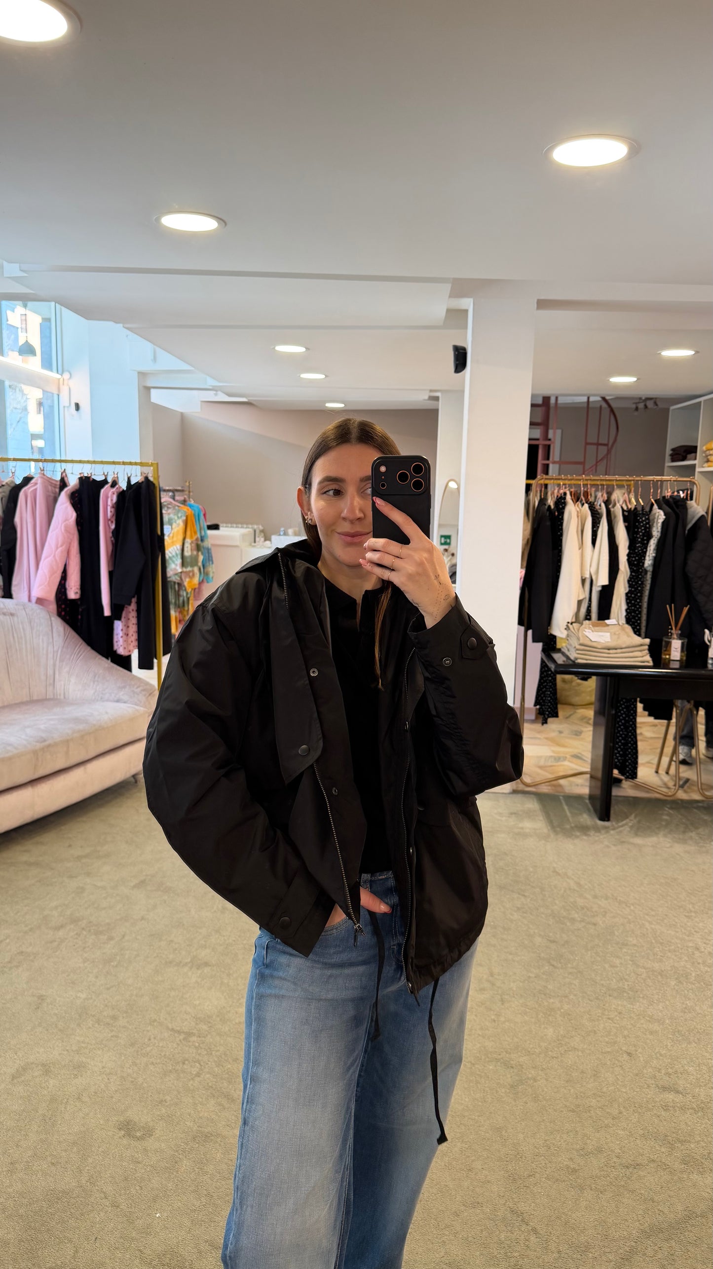 Trench nero corto con cappuccio sy