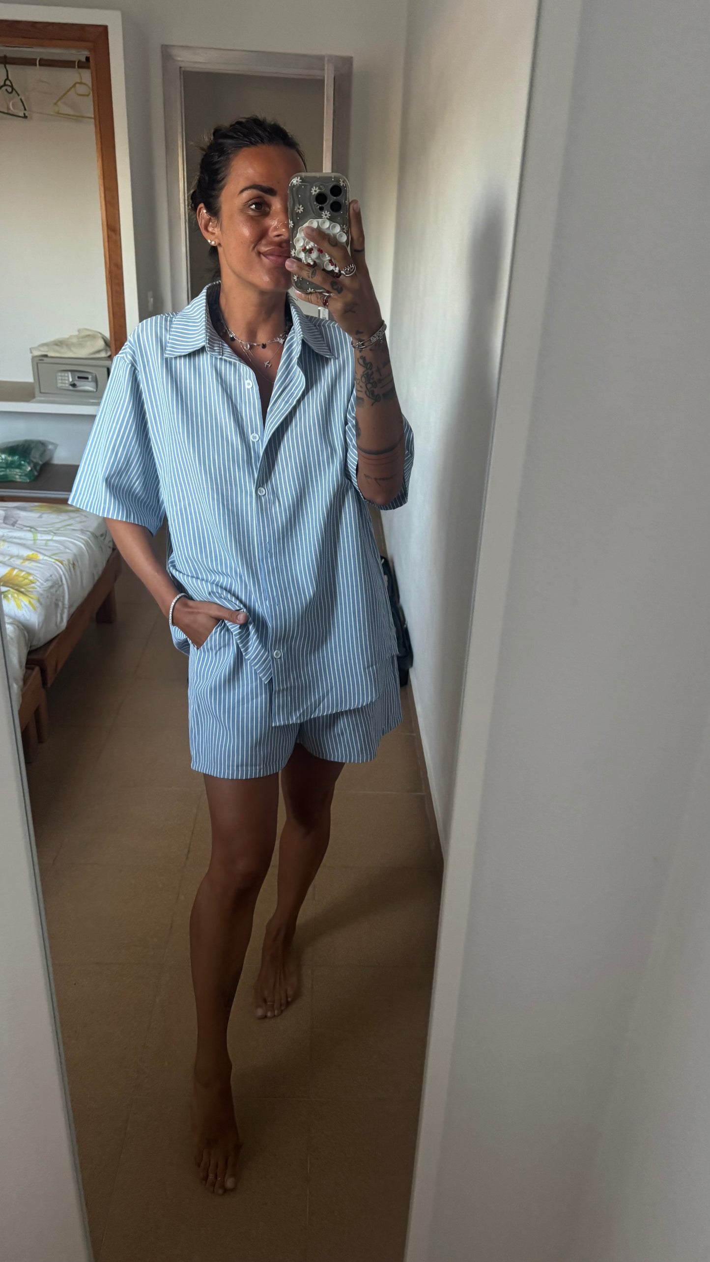 Set camicia e shorts a righe azzurro e bianco ep