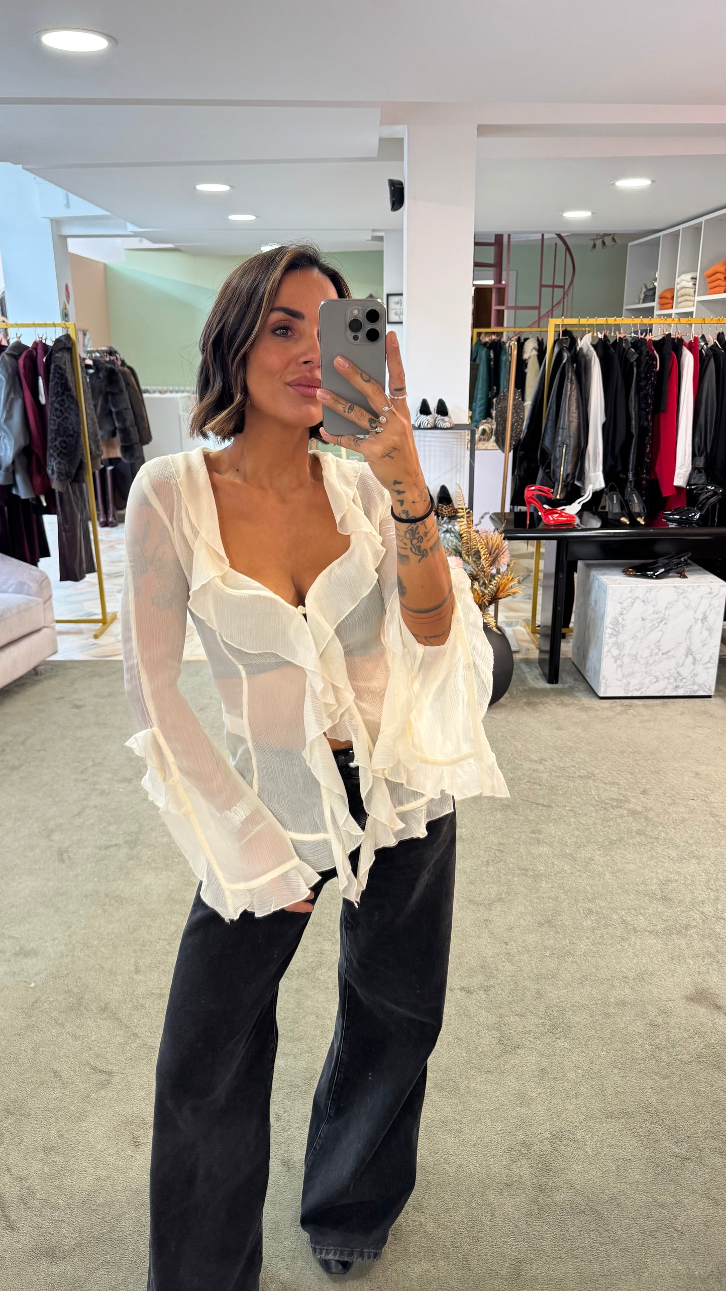 Camicia crema in crepe scollo a v con volant gl