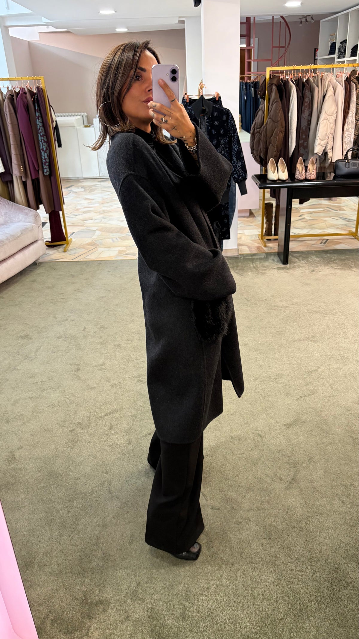 Cappotto nero con sciarpa removibile in ecopelliccia e tasche in ecopelliccia fr.