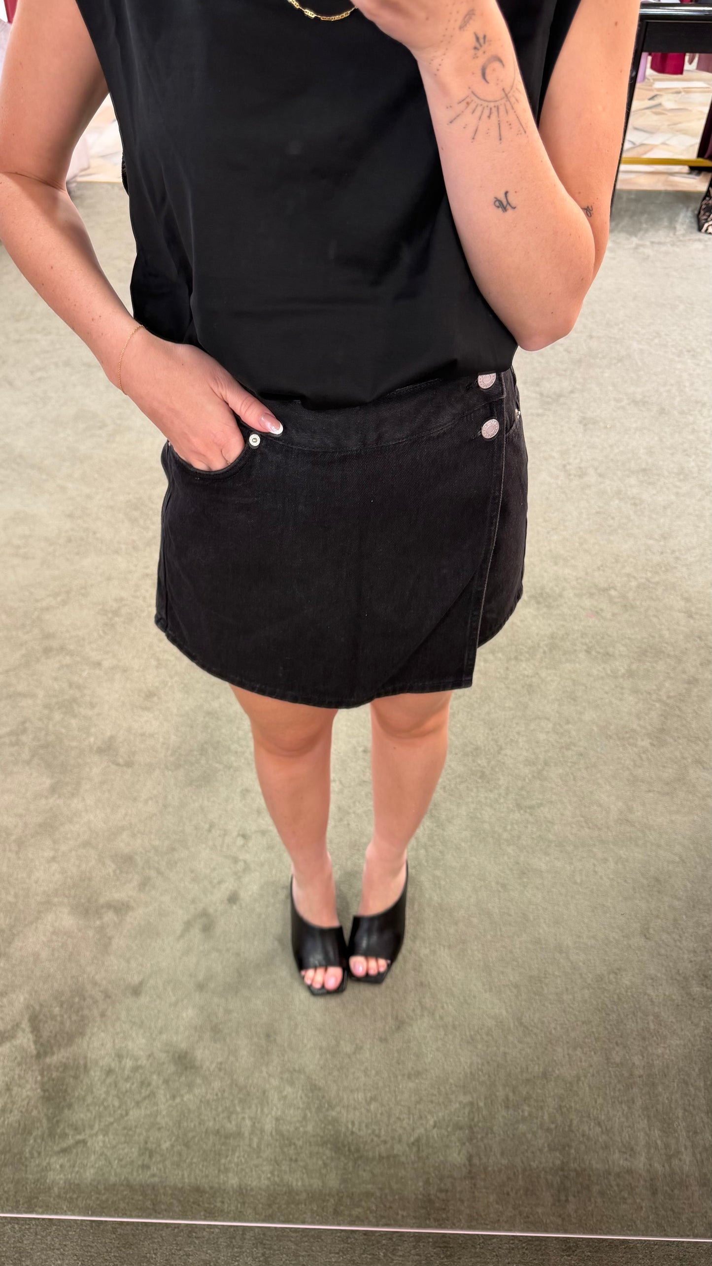Pantagonna shorts nero in denim jx