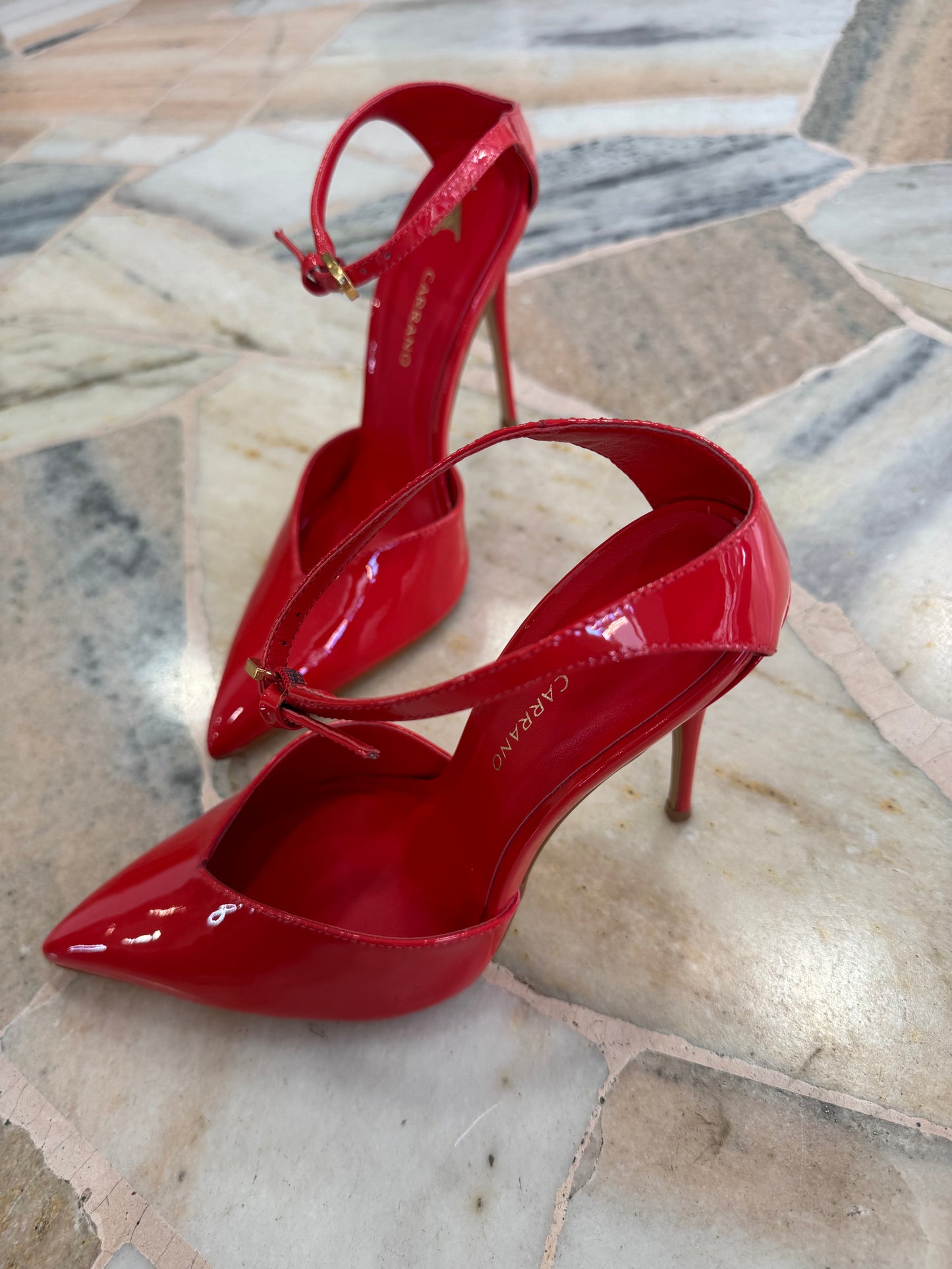 Décolleté rosse in vernice con cinturino