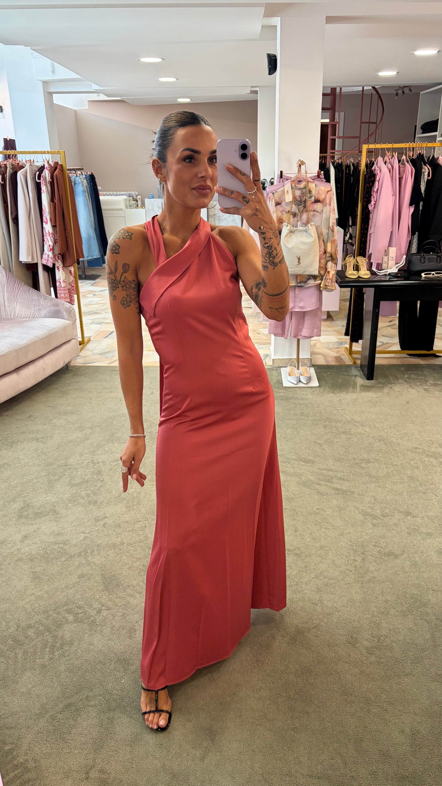 Abito lungo rosa cherry scollo asimmetrico in satin ay