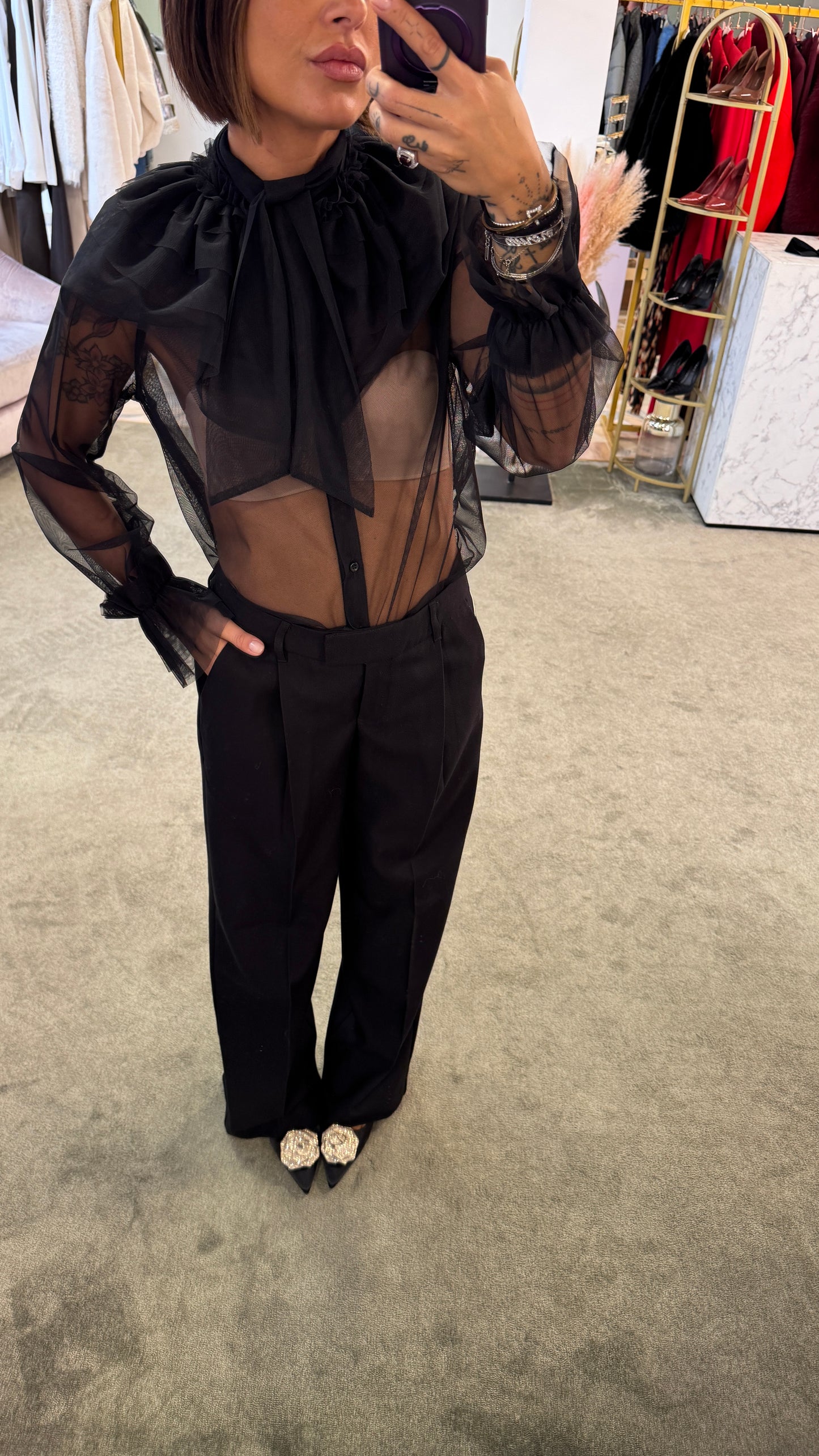 Camicia nera con volant in tulle actualee
