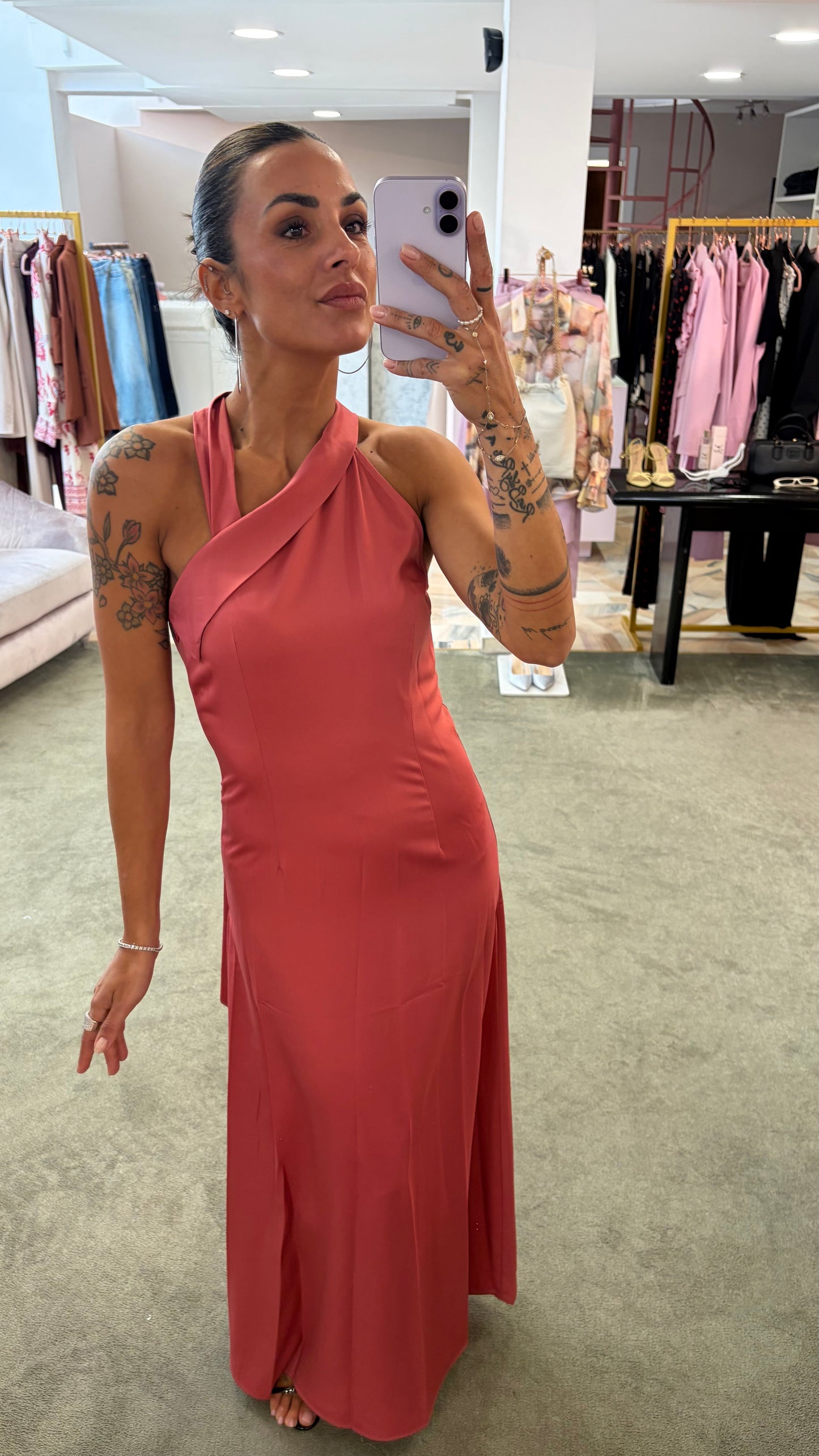 Abito lungo rosa cherry scollo asimmetrico in satin ay