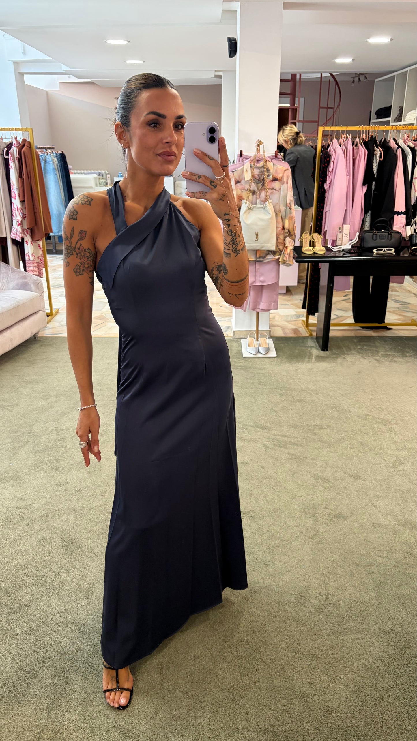 Abito lungo blu notte scollo asimmetrico in satin ay