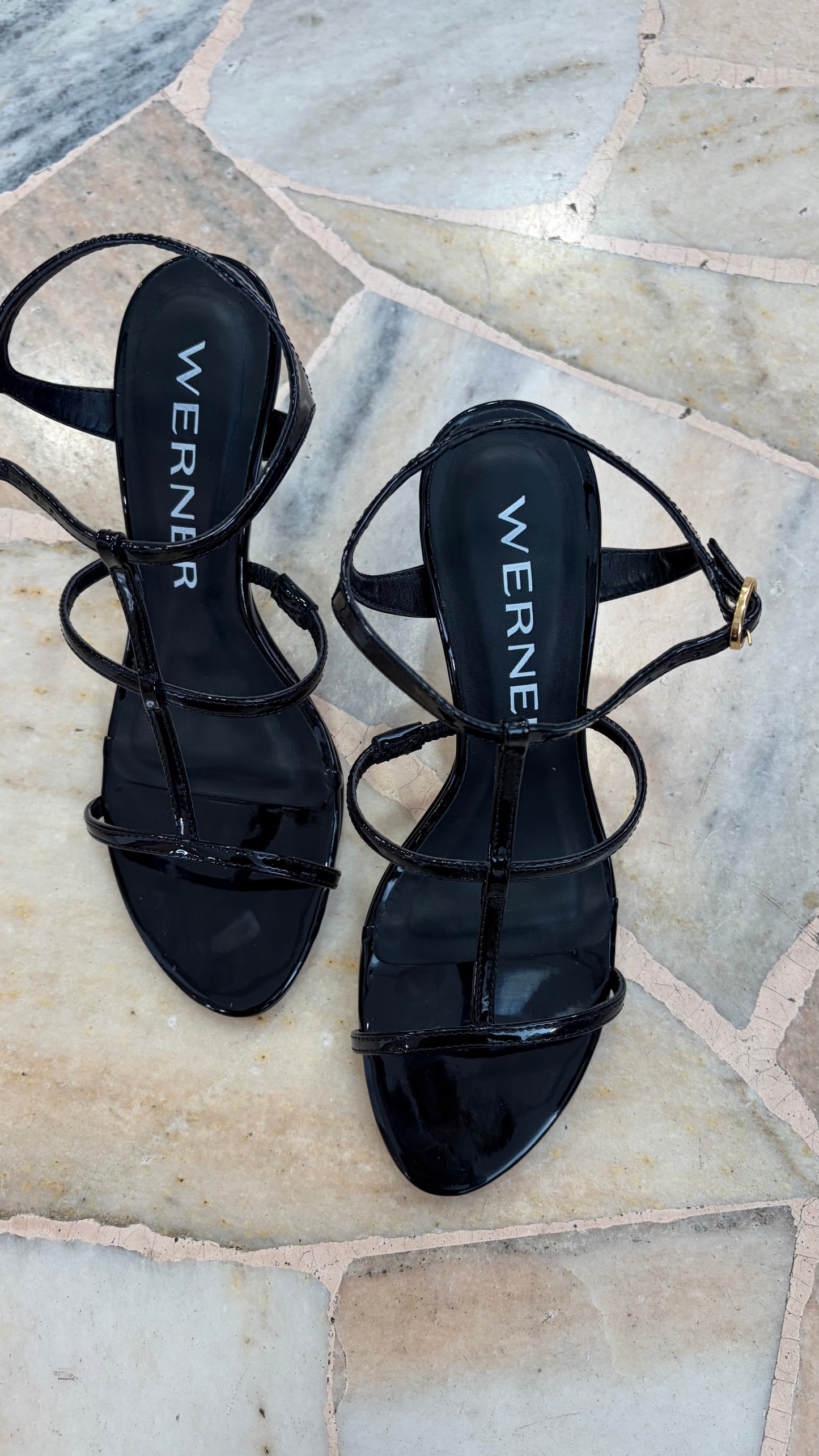 Sandalo nero in vernice con listini wr