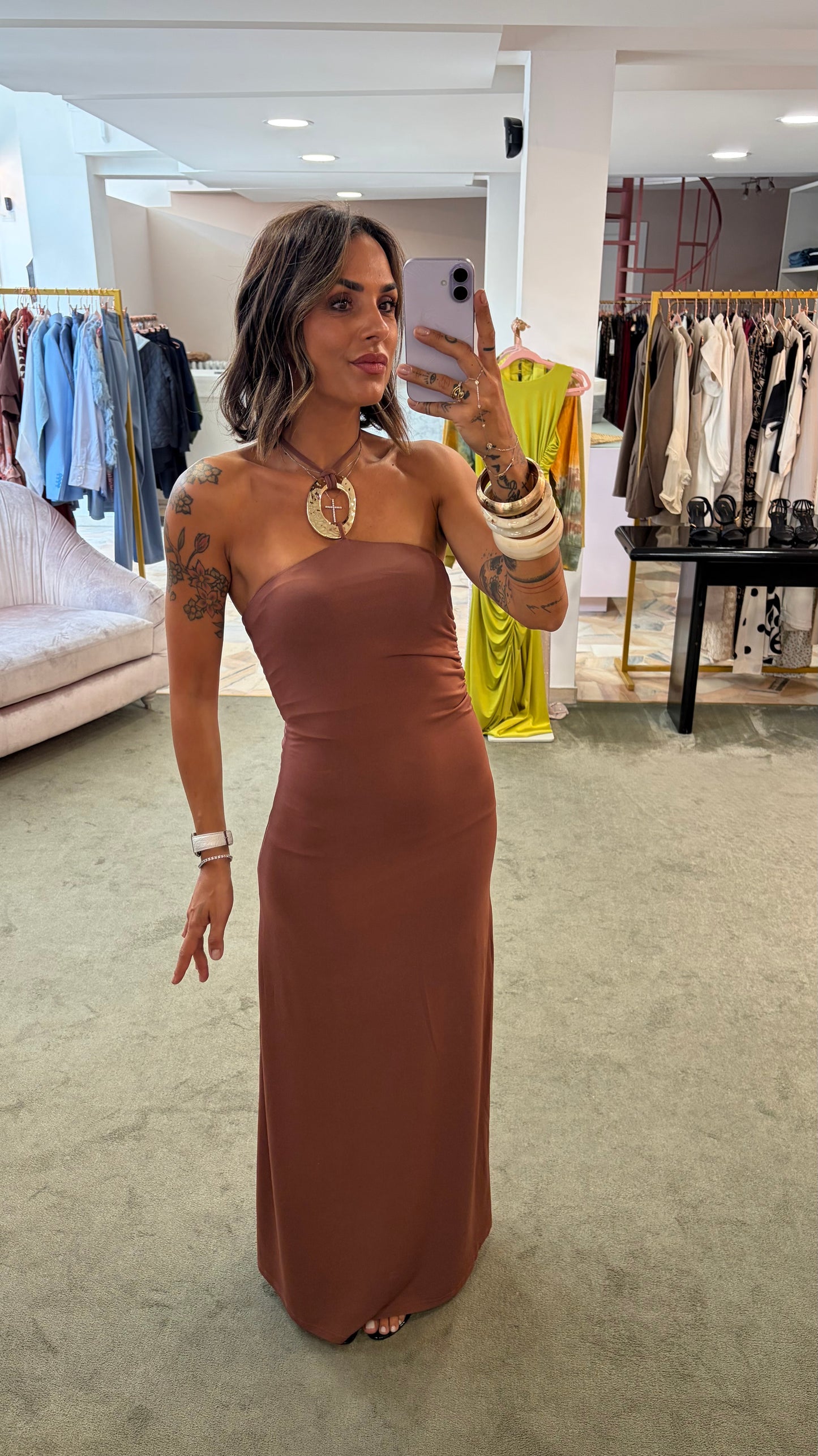 Abito lungo blush scollo all'americana e dettaglio cerchio oro gl