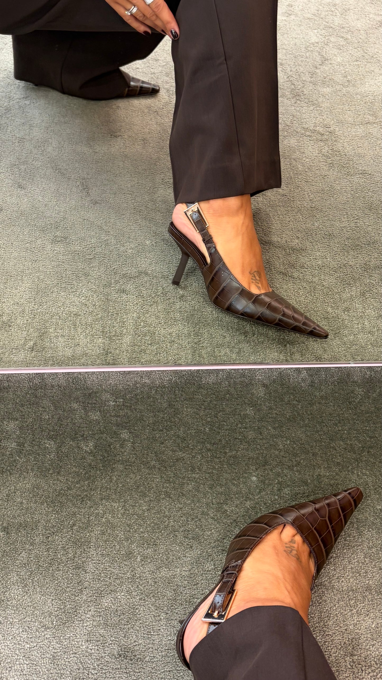 Slingback marrone in pelle crocco con fibbia oro cr
