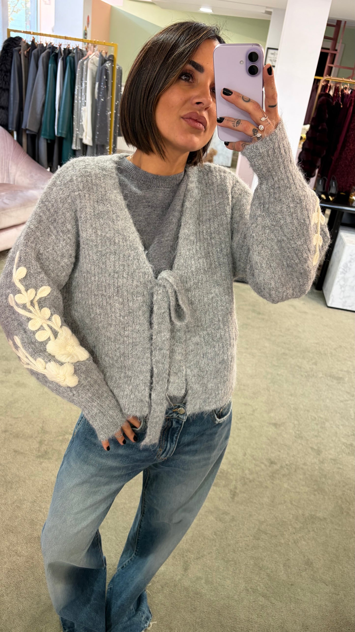 Cardigan grigio con ricami sulla manica bj