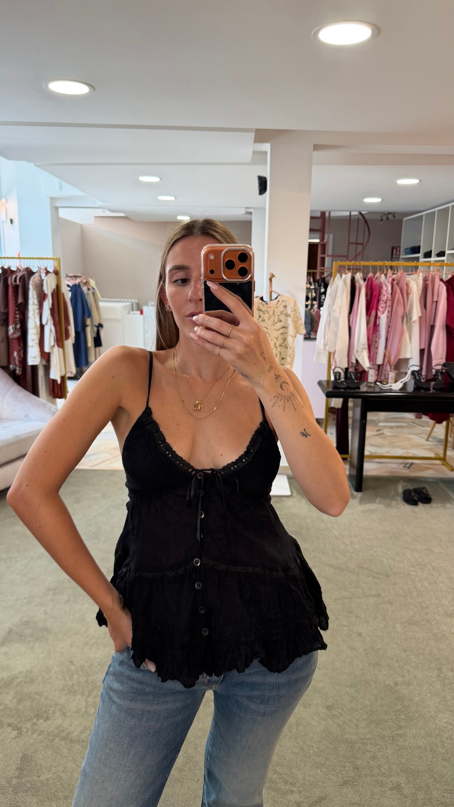 Top canotta nera goffrata con inserti pizzo gl