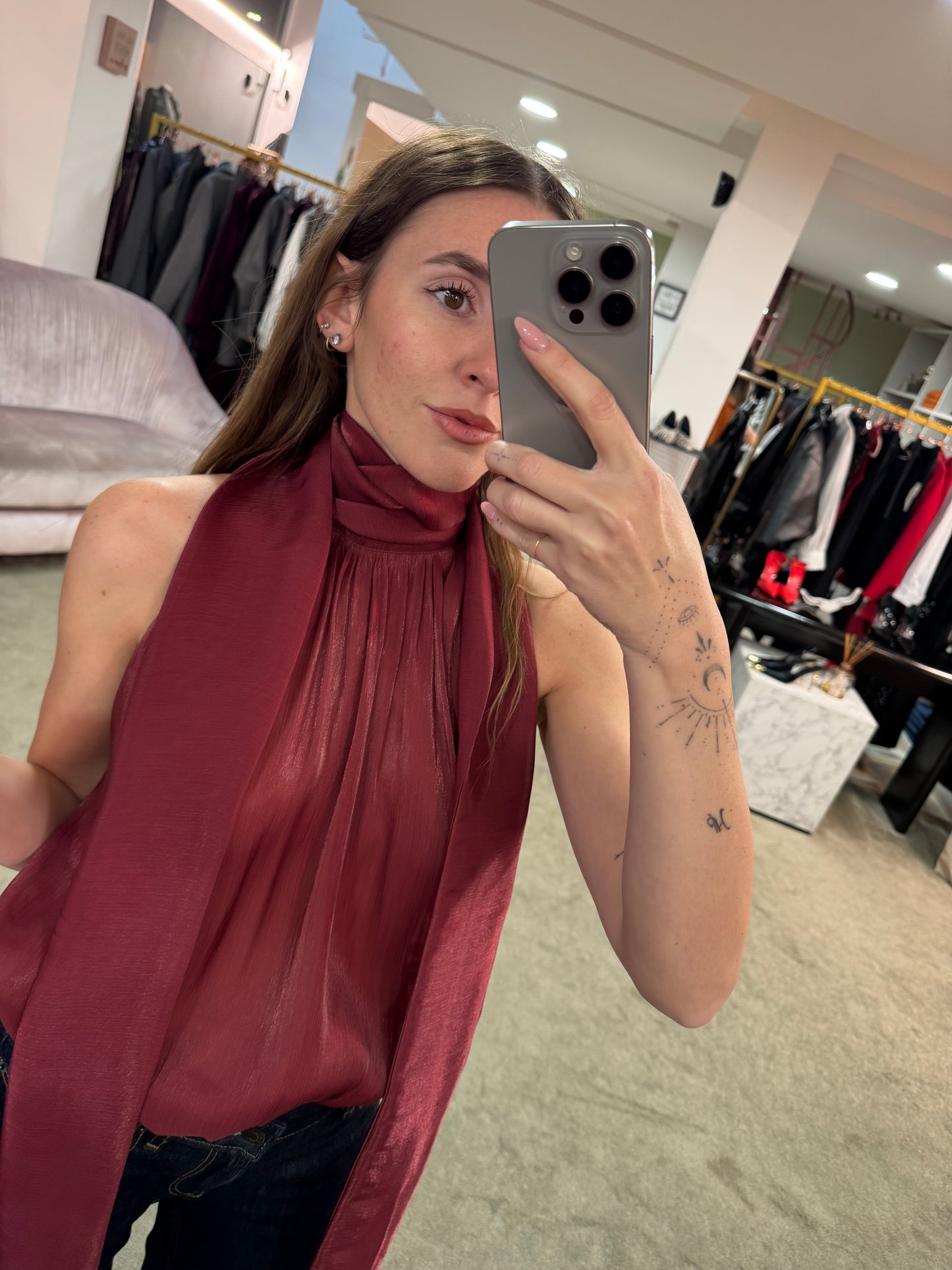 Camicia bordeaux smanicata con sciarpina Actualee