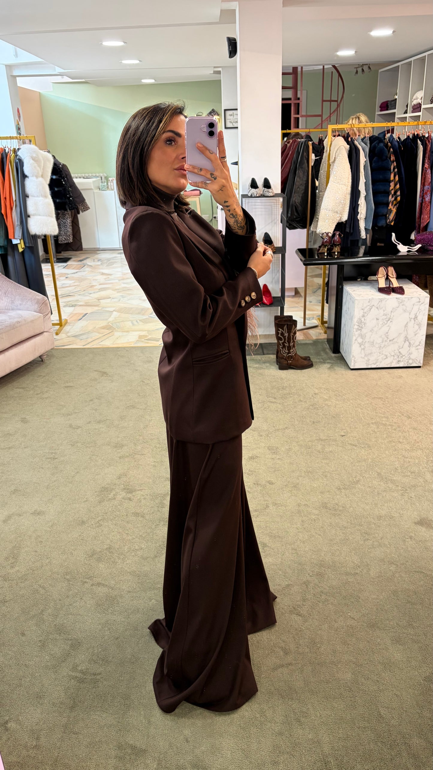 Blazer marrone rever con piume rosa mq