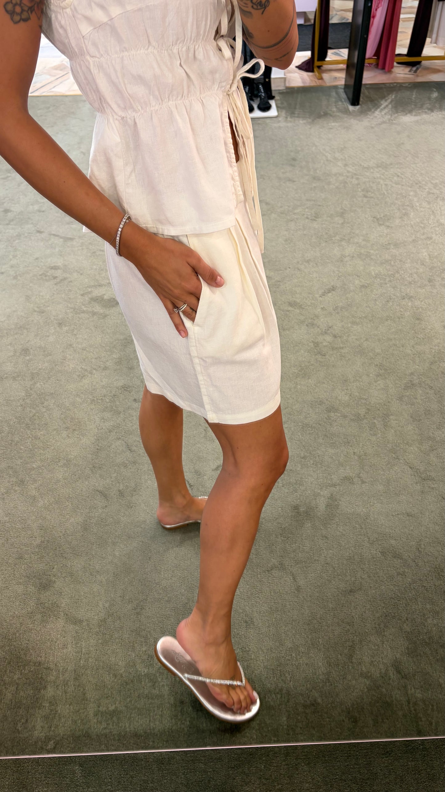 Shorts bianco panna con pences ed elastico jx