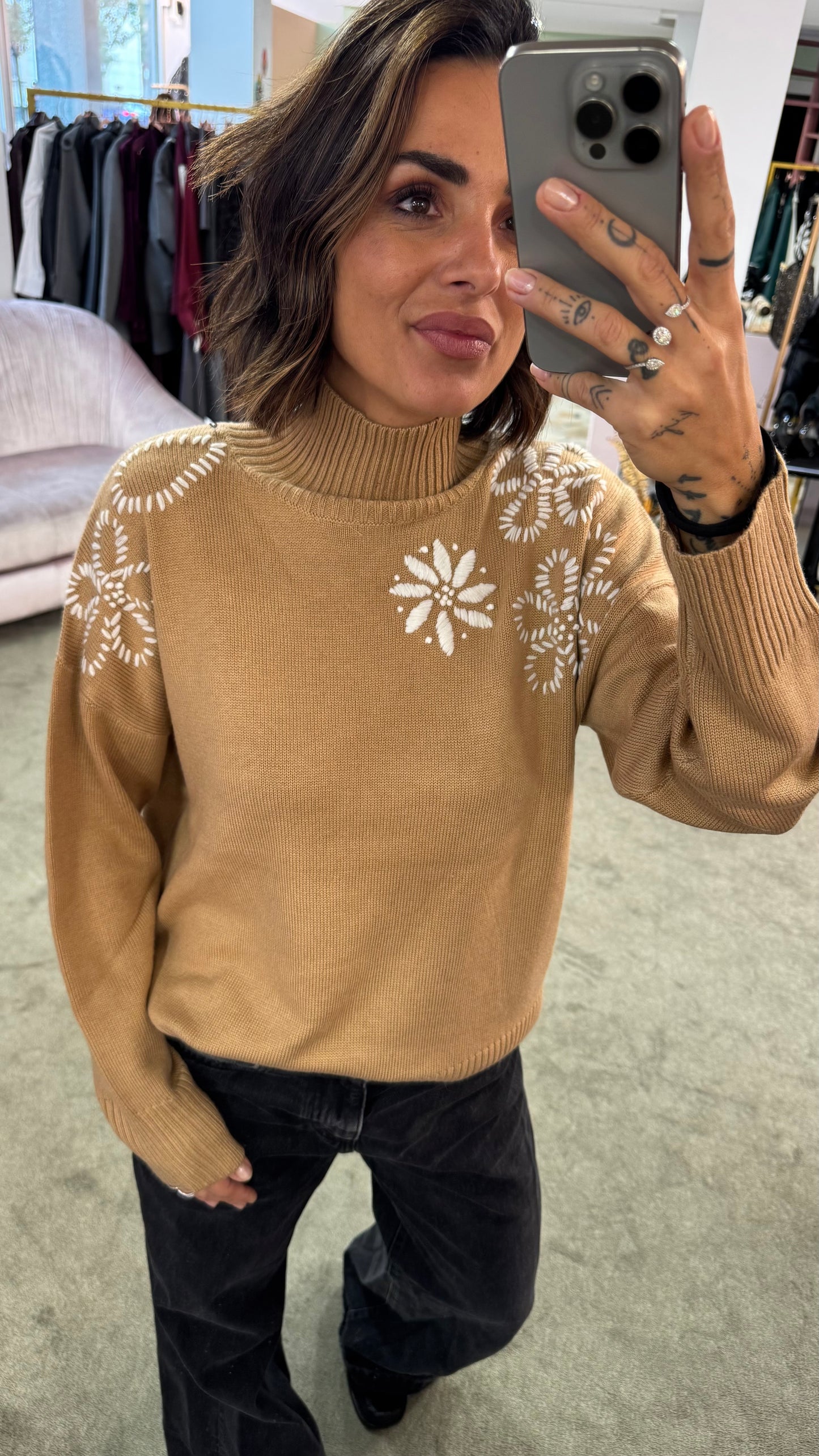 Maglione lupetto cammello con ricami bj