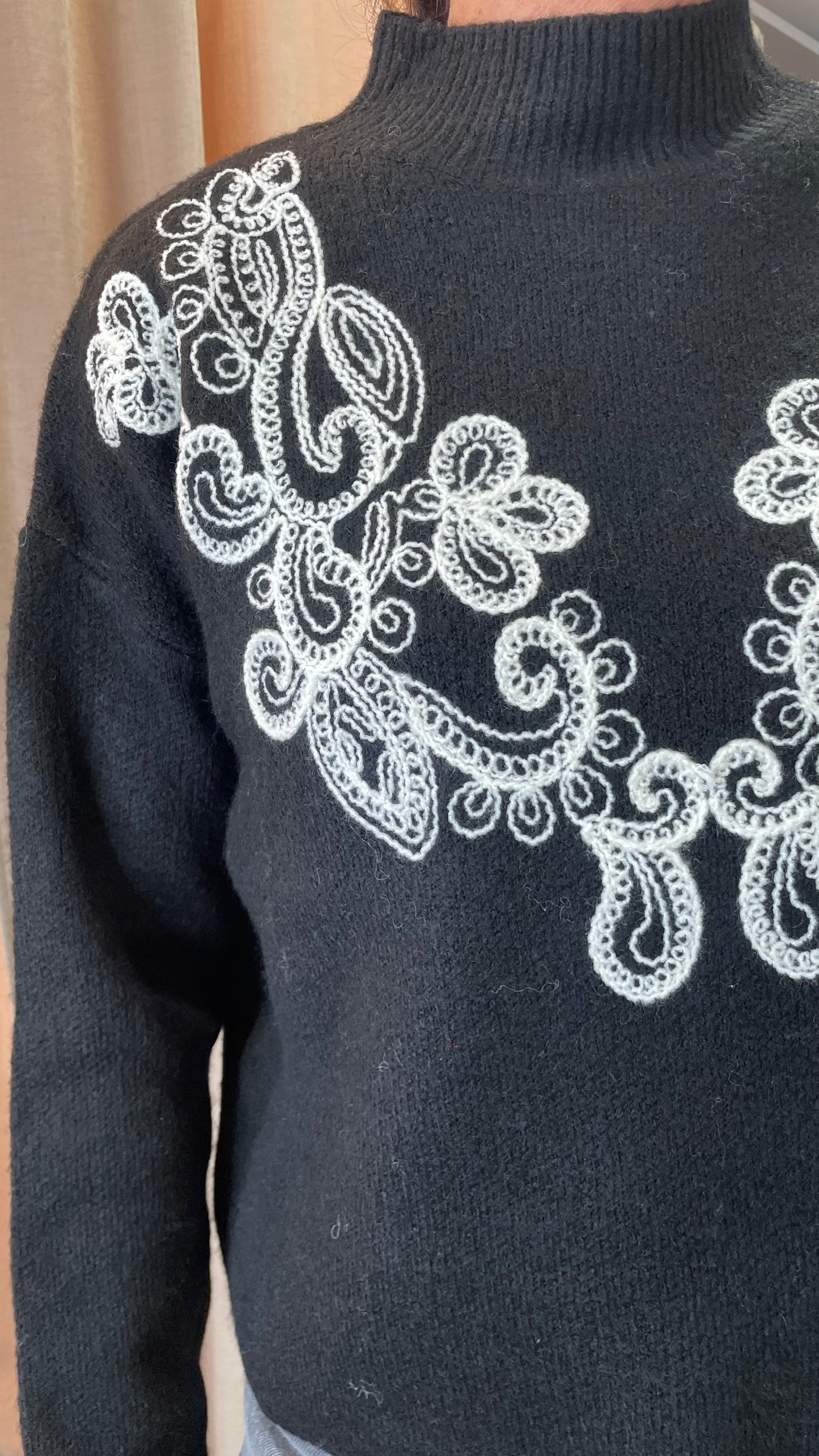 Maglione lupetto nero con ricami bianco bj