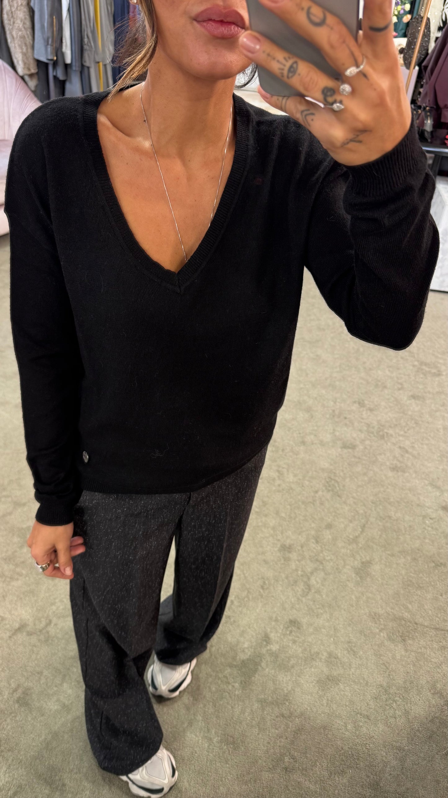 Maglione scollo a v nero in angora tk