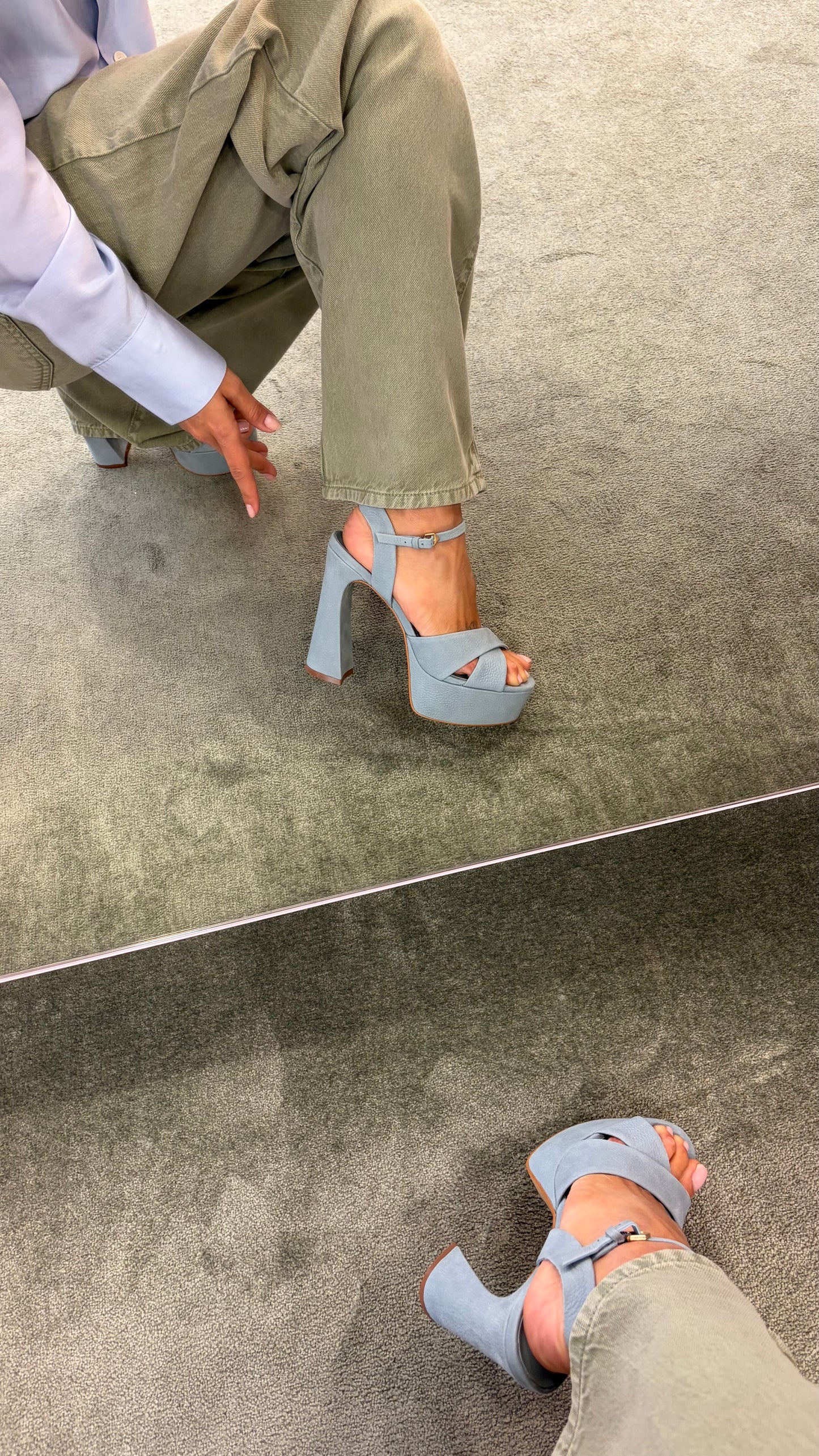 Sandalo azzurro plateau in suede